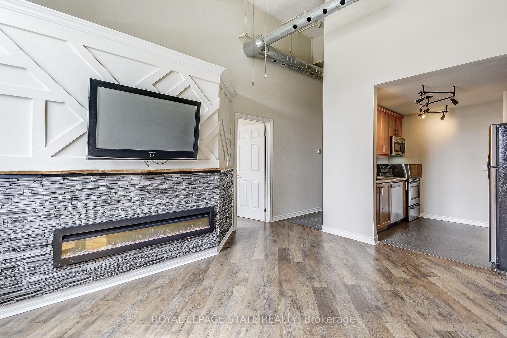 2 Bedrooms Condo at 80 King William, Hamilton For sale
