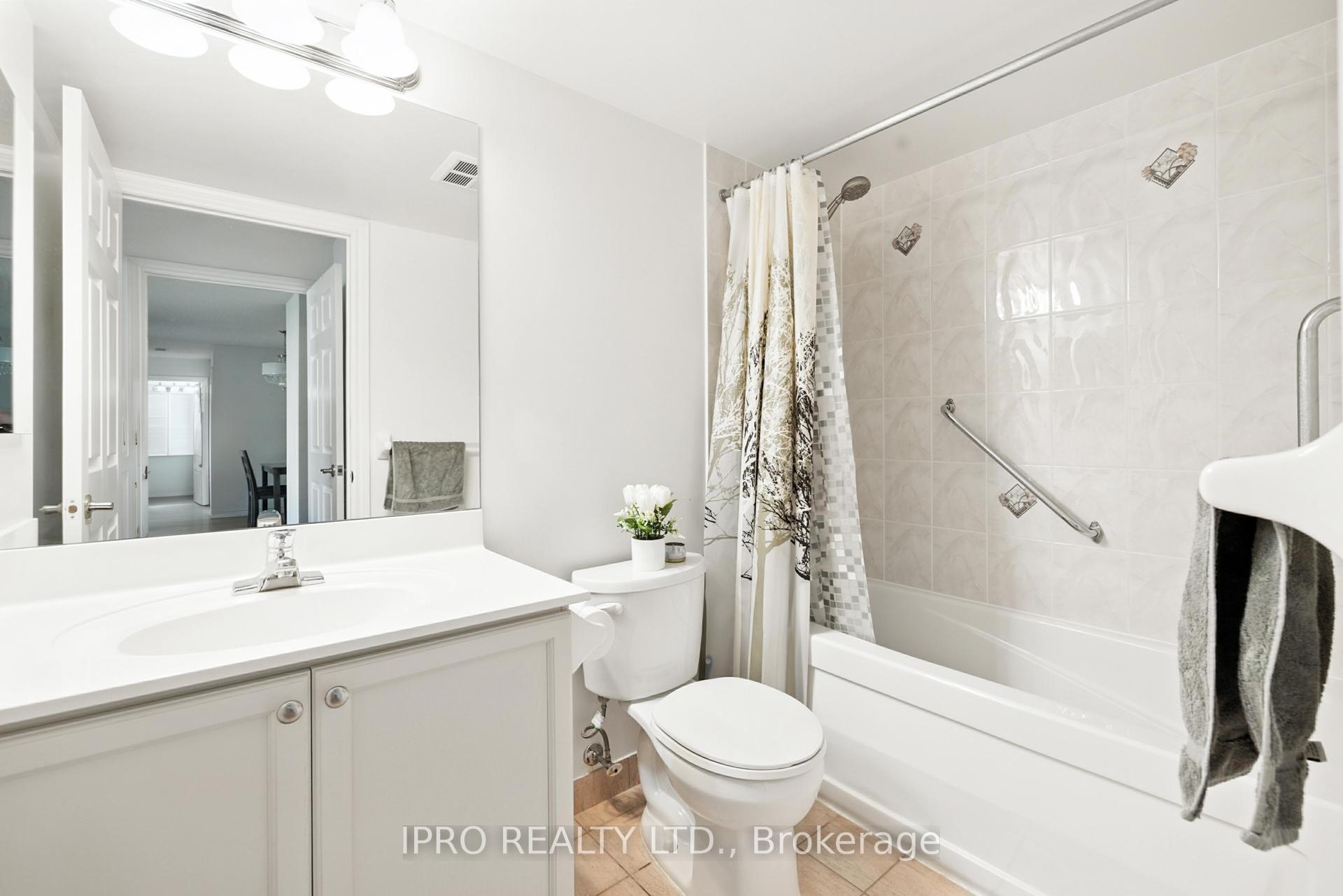 3 Bedrooms Condo at 61 Town Centre, Toronto For sale