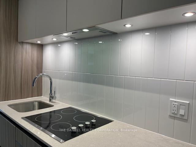2 Bedrooms Condo at 8 Beverley Glen, Vaughan For sale