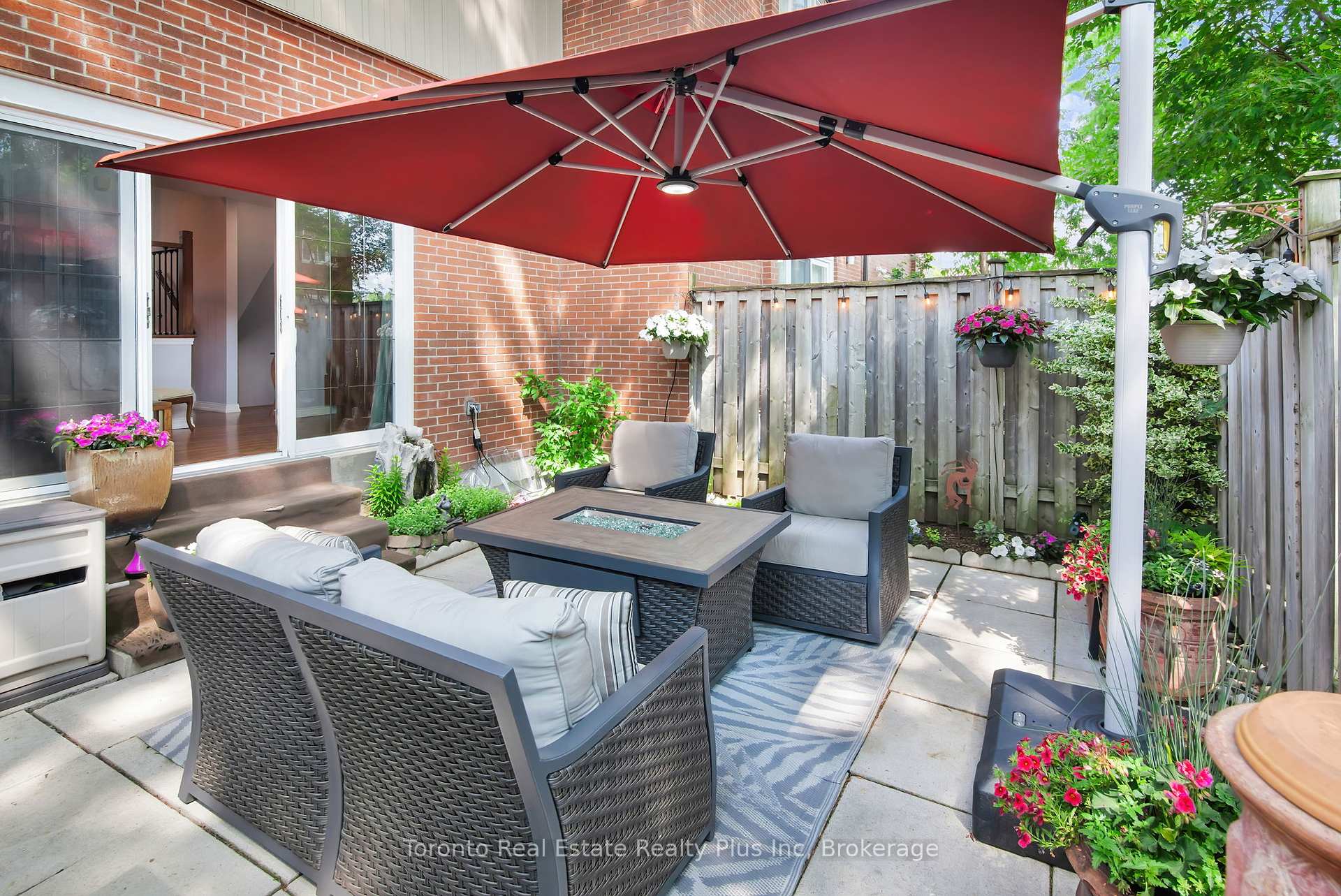 3 Bedrooms Condo at 400 Bloor, Mississauga For sale