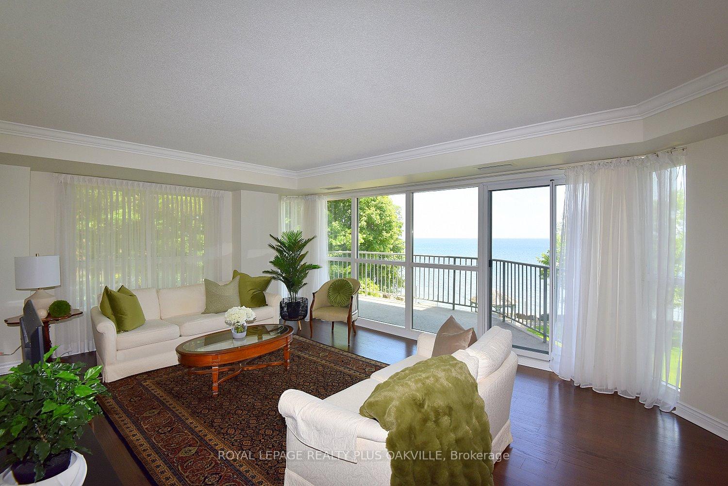 2 Bedrooms Condo at 2190 Lakeshore, Burlington For sale