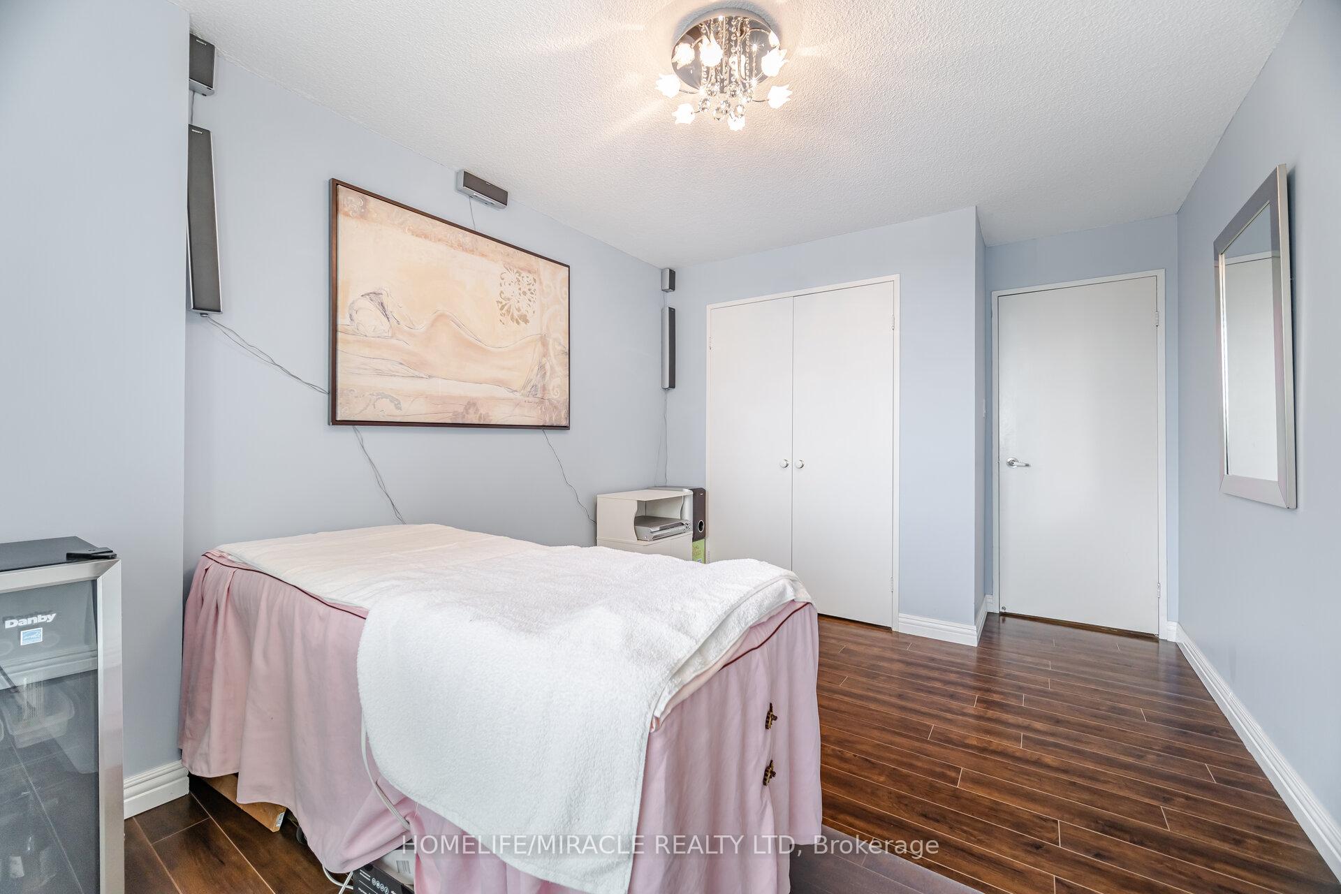 3 Bedrooms Condo at 1320 Mississauga valley, Mississauga For sale