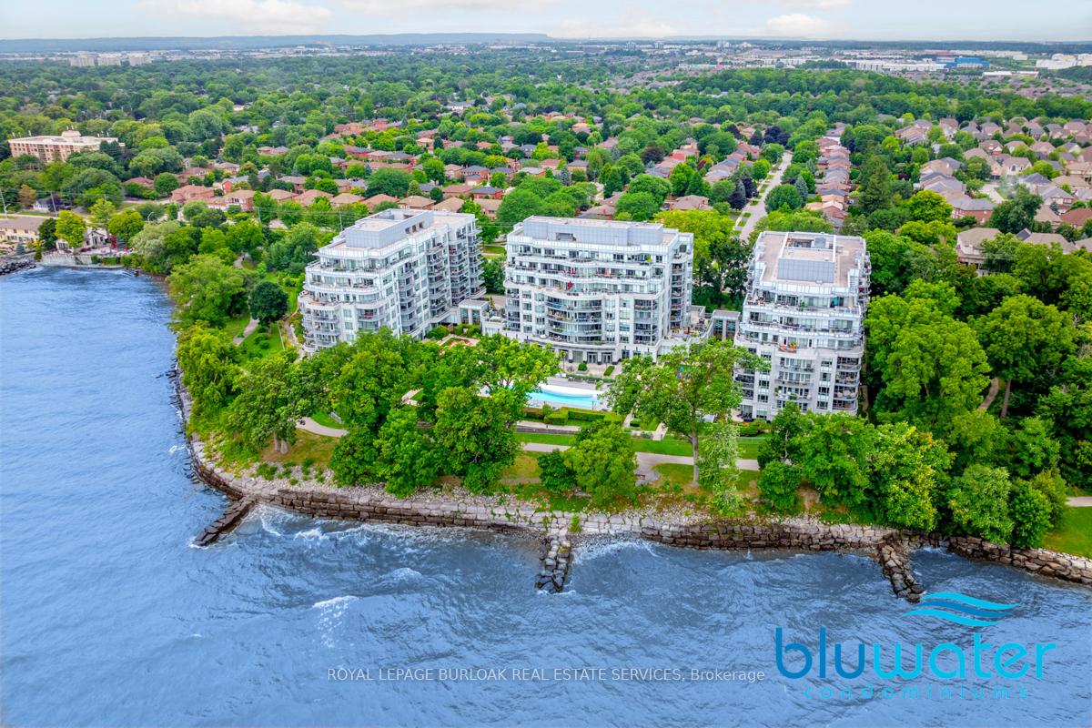 3 Bedrooms Condo at 3500 Lakeshore, Oakville For sale