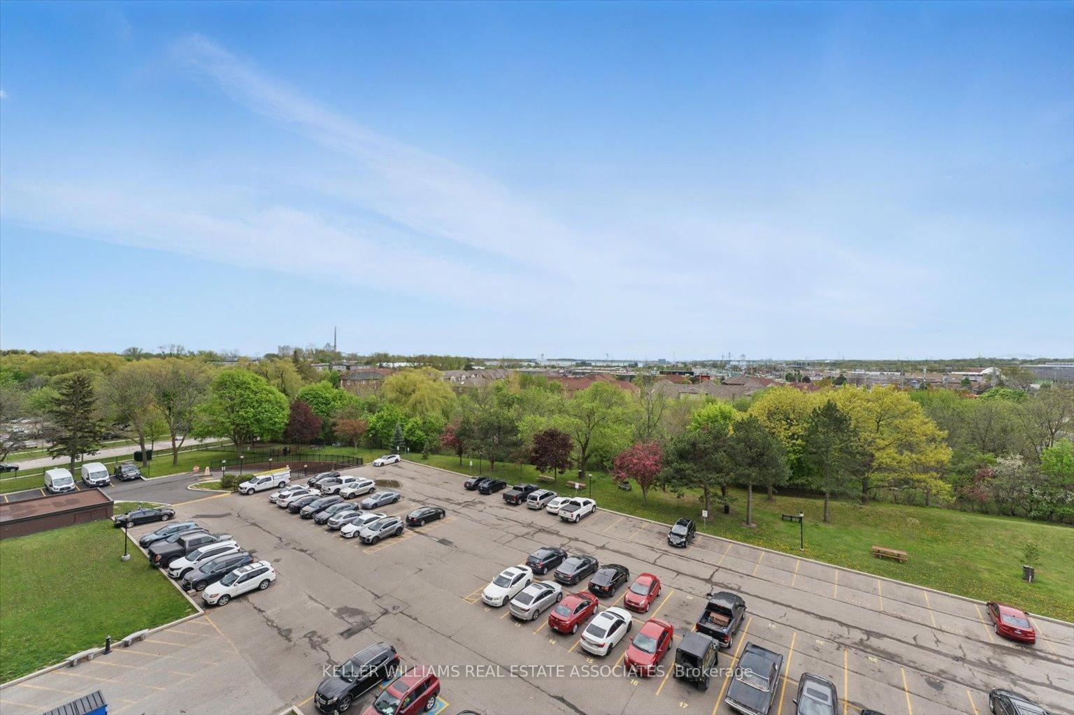 2 Bedrooms Condo at 966 Inverhouse, Mississauga For sale