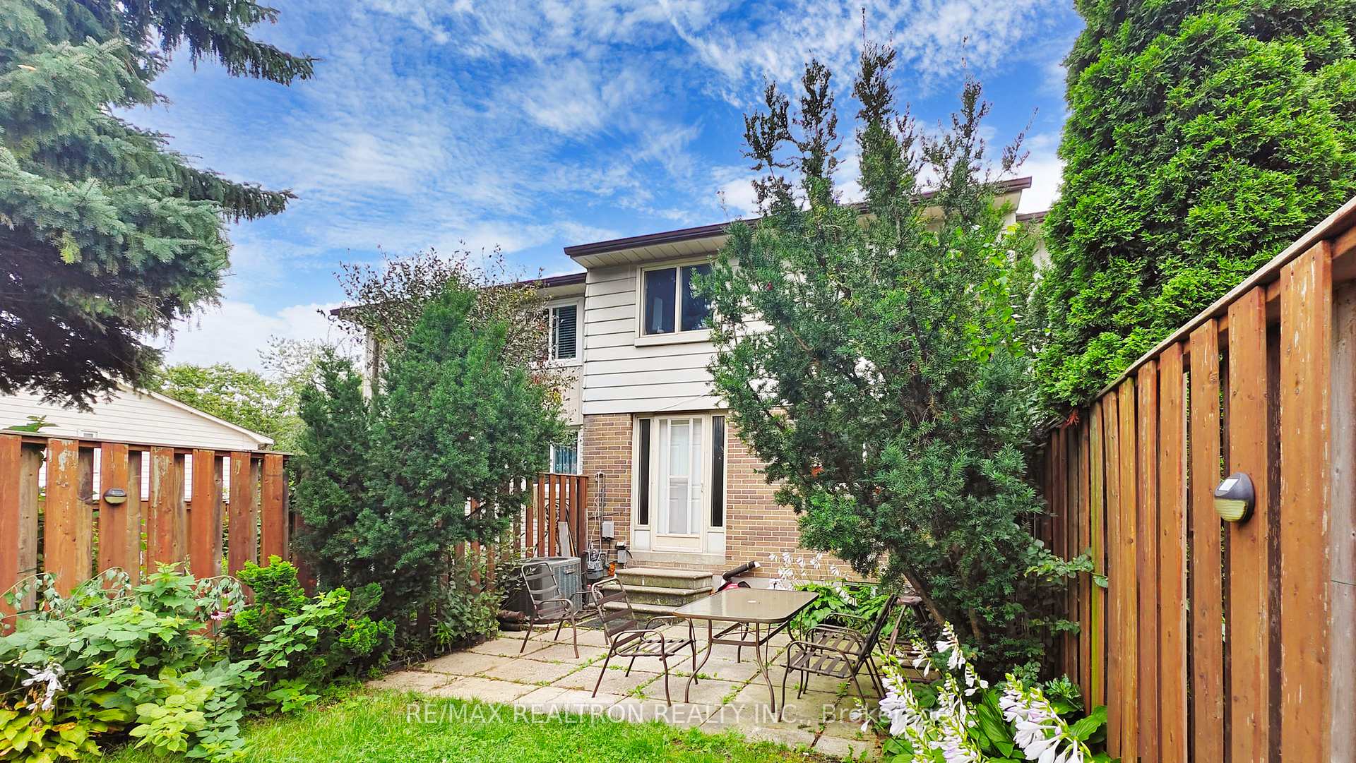 3 Bedrooms Condo at 1894 Kirkwall, Mississauga For sale
