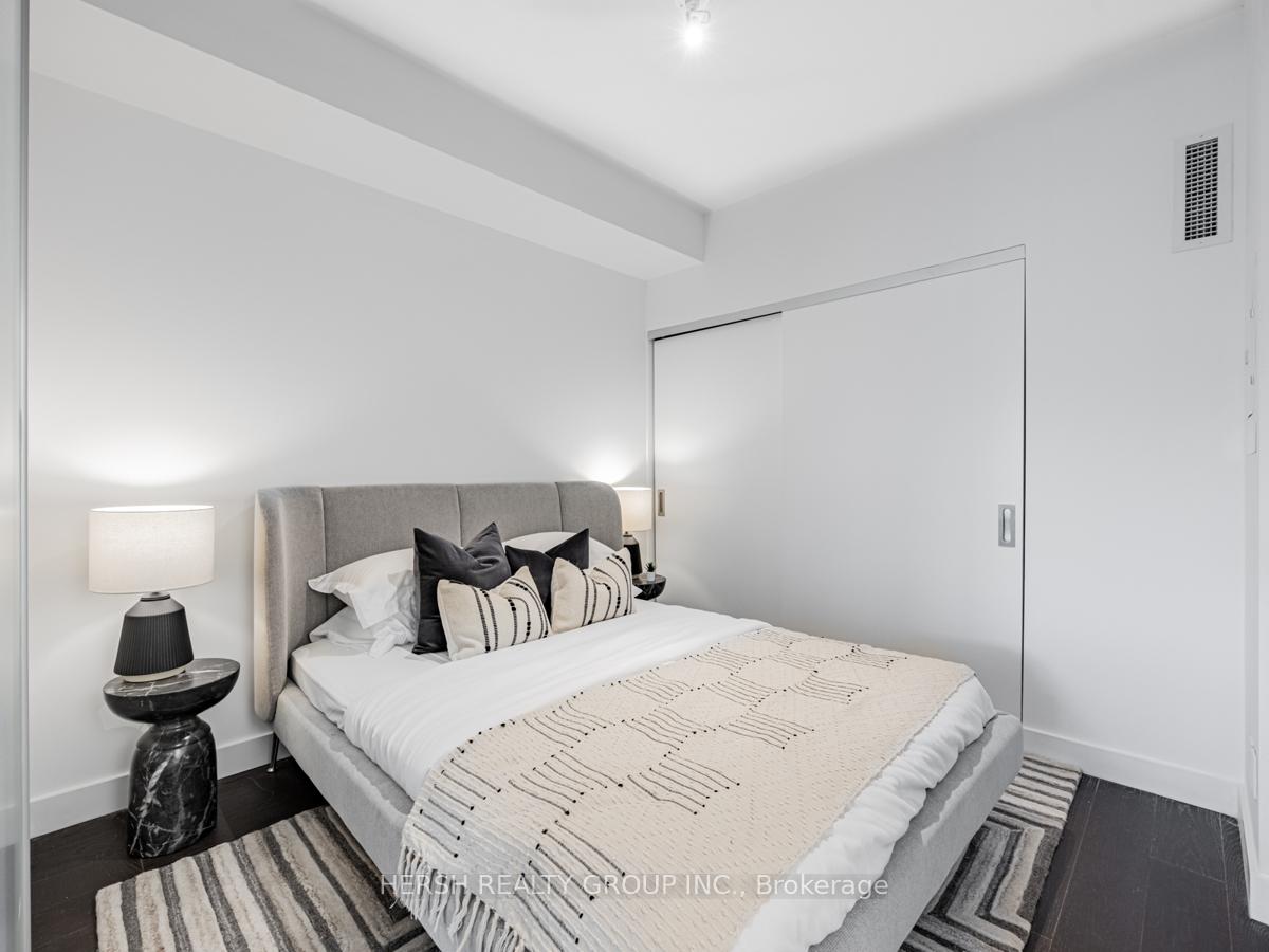 2 Bedrooms Condo at 160 Kingsway,  Toronto For sale