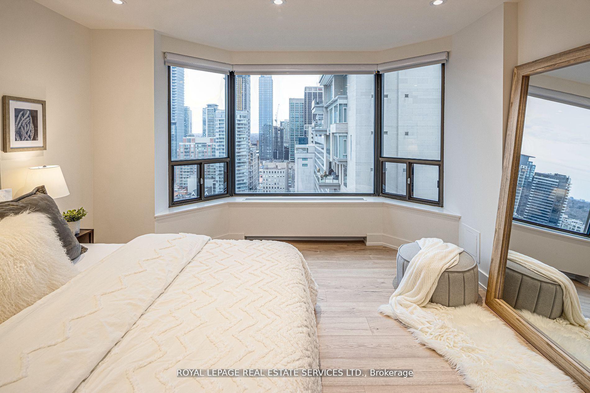 2 Bedrooms Condo at 175 Cumberland, Toronto For sale