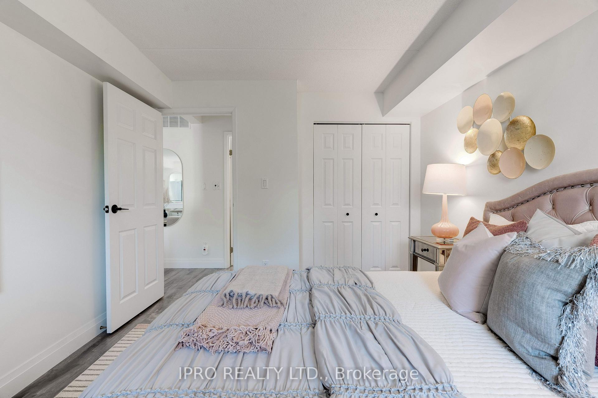 2 Bedrooms Condo at 3499 Upper Middle, Burlington For sale