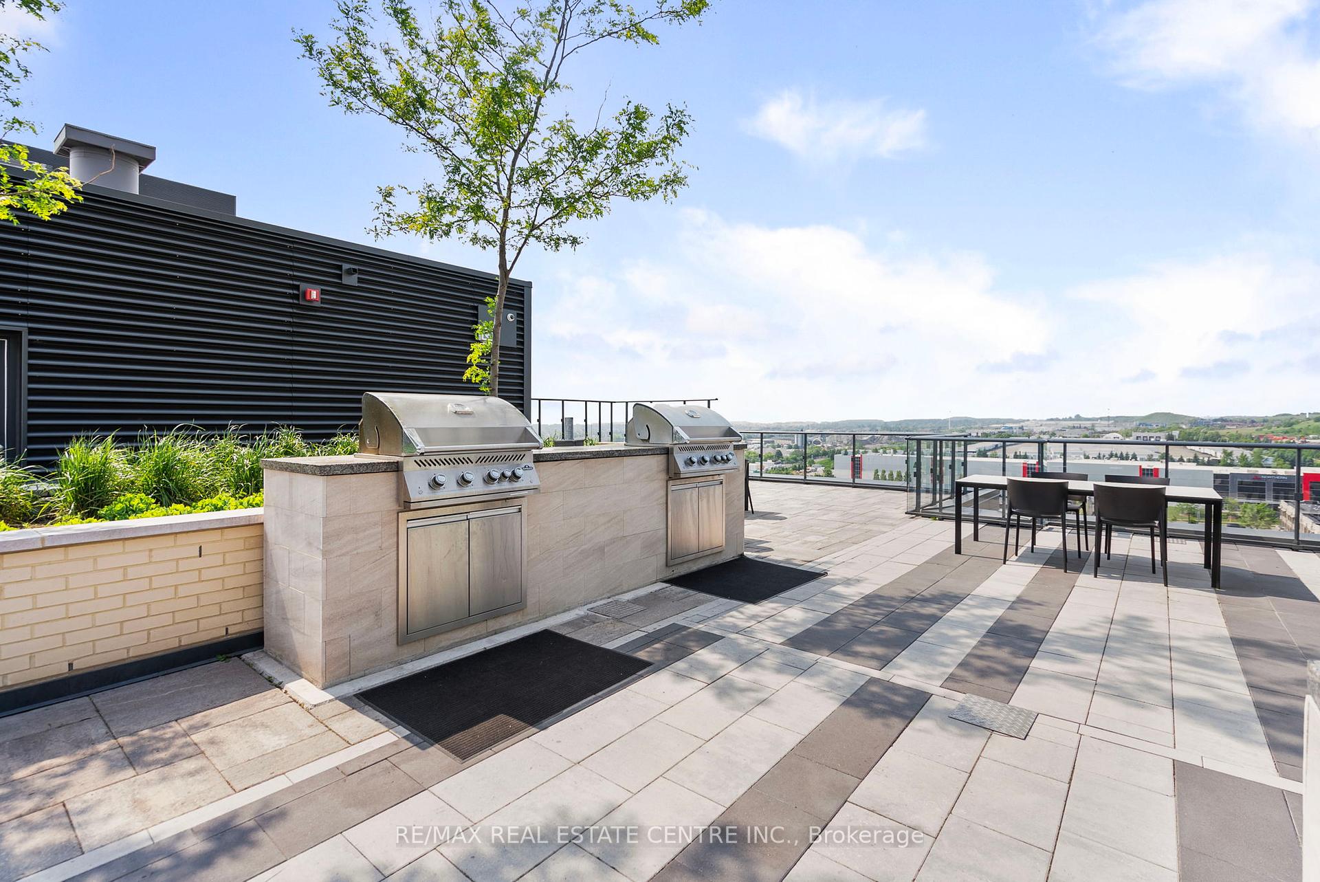 3 Bedrooms Condo at 100 Eagle Rock, Vaughan For sale