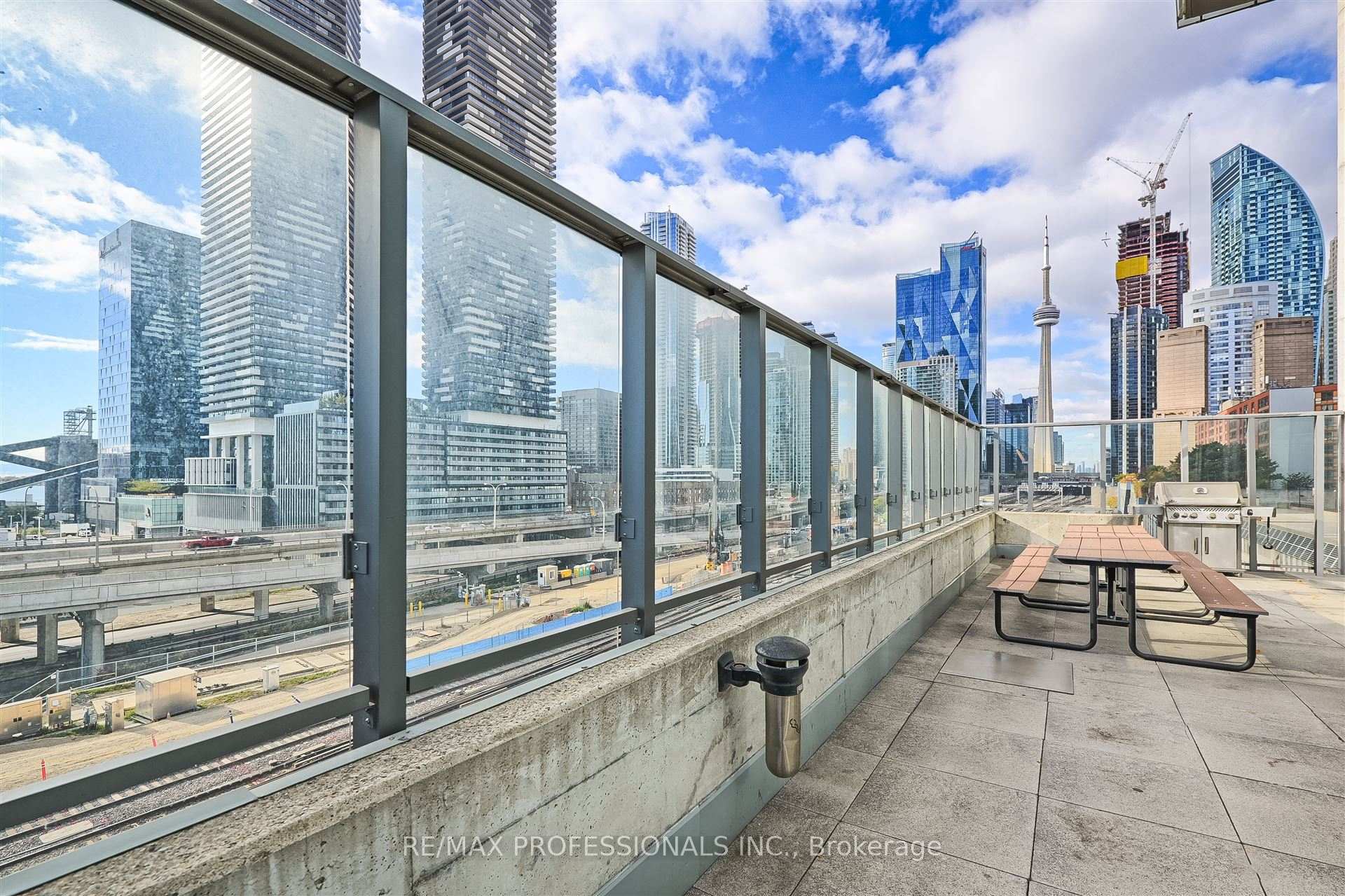 2 Bedrooms Condo at 3 Market, Toronto For sale