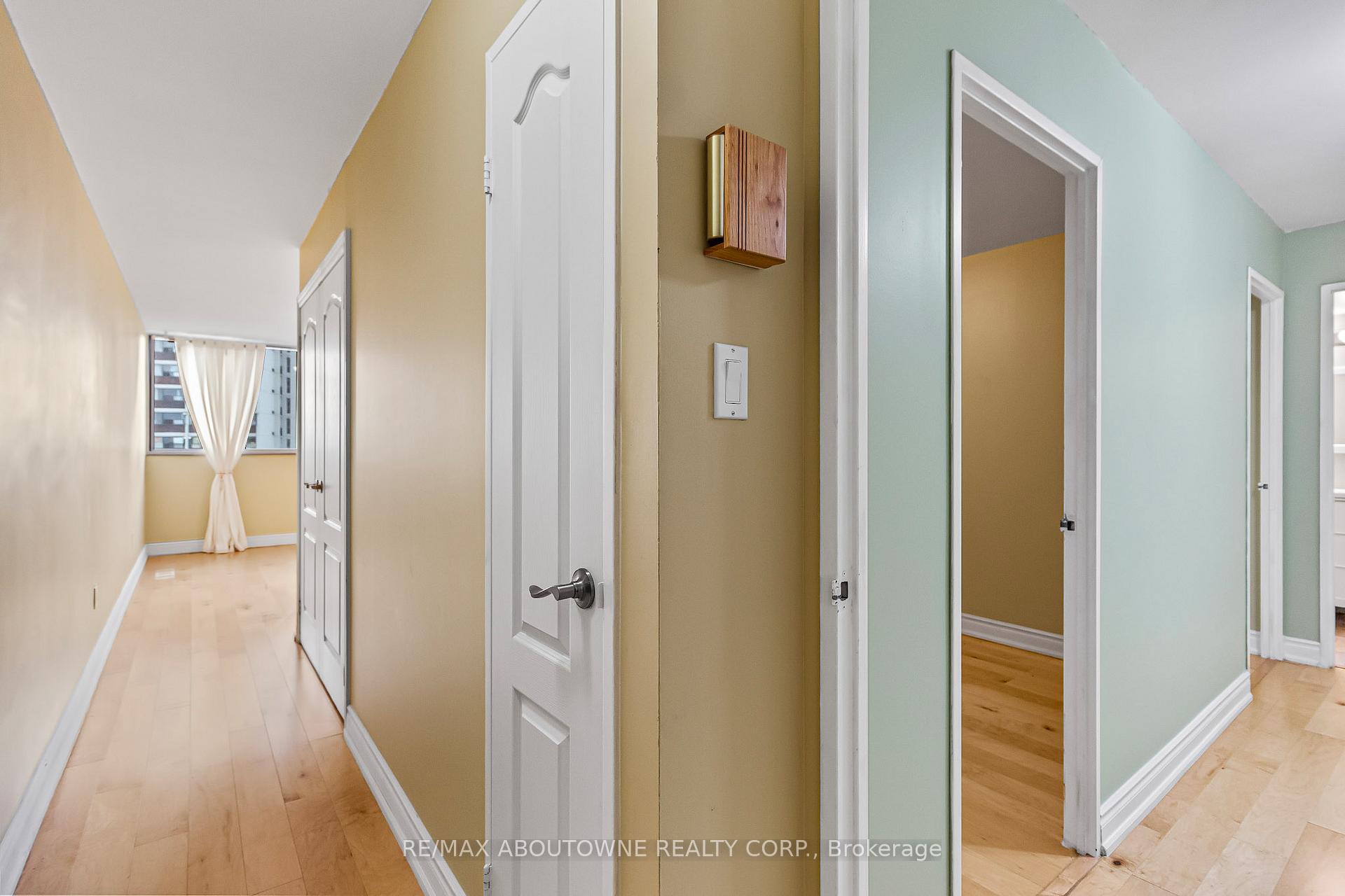 3 Bedrooms Condo at 1300 Marlborough, Oakville For sale