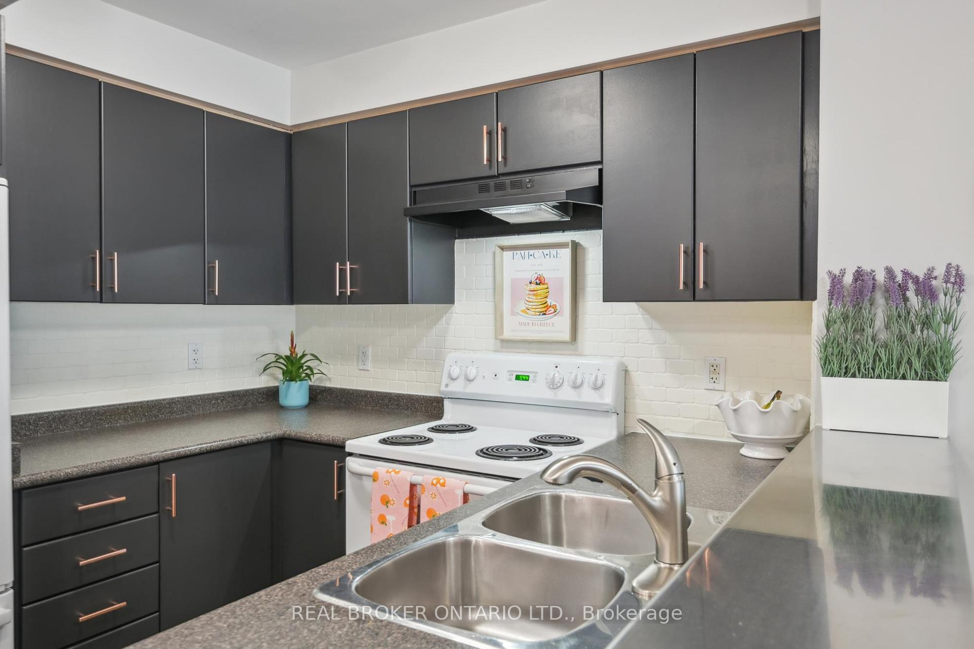 3 Bedrooms Condo at 185 Legion, Toronto For sale