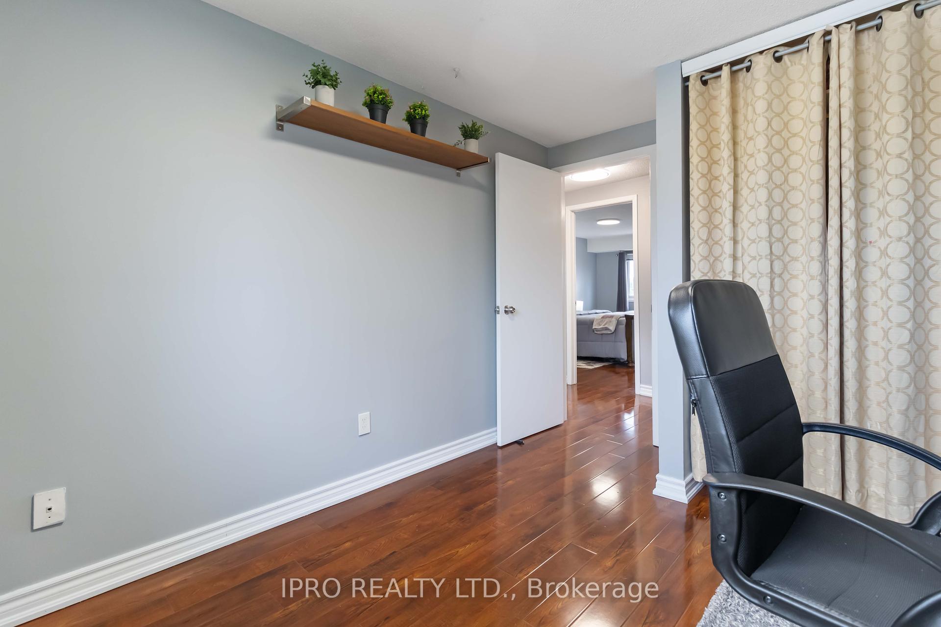 3 Bedrooms Condo at 3345 Silverado, Mississauga For sale