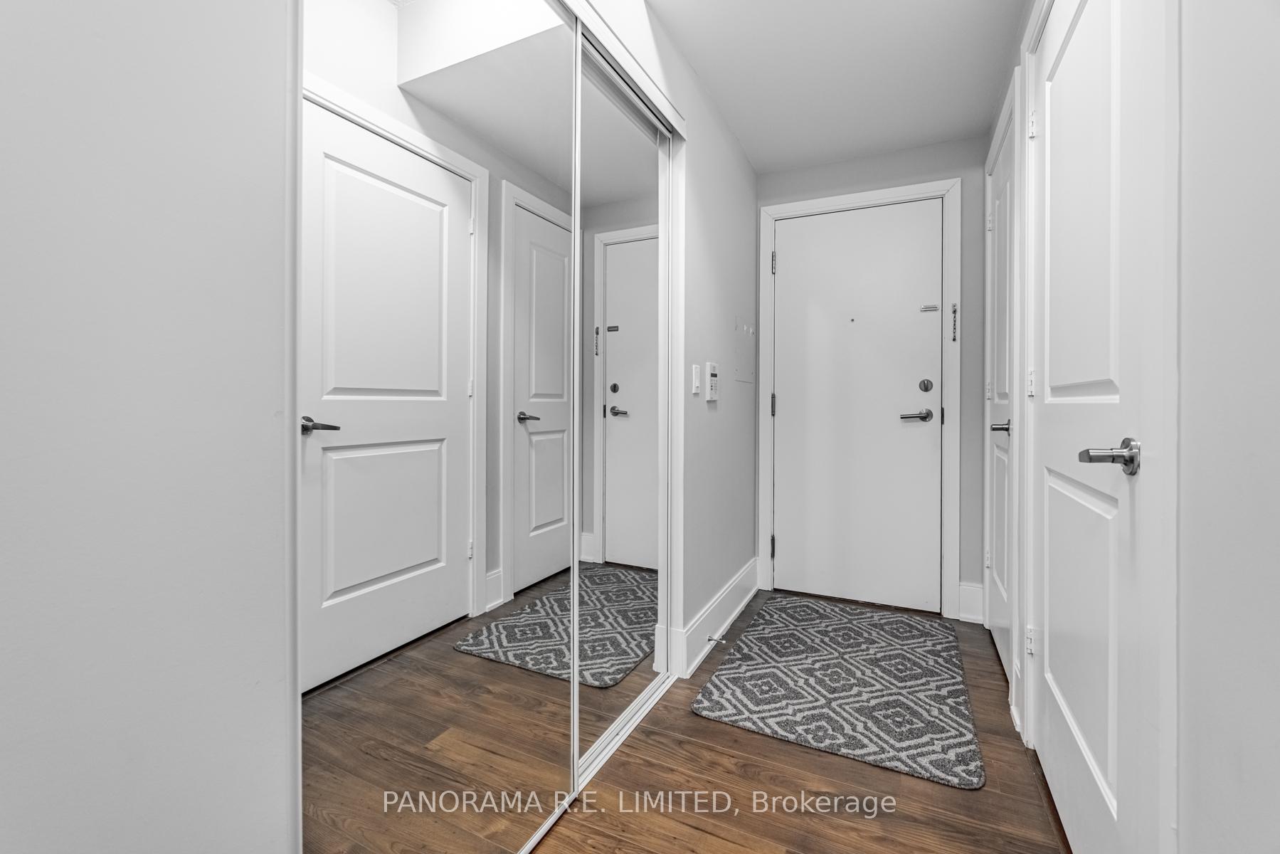 3 Bedrooms Condo at 330 Burnhamthorpe, Mississauga For sale