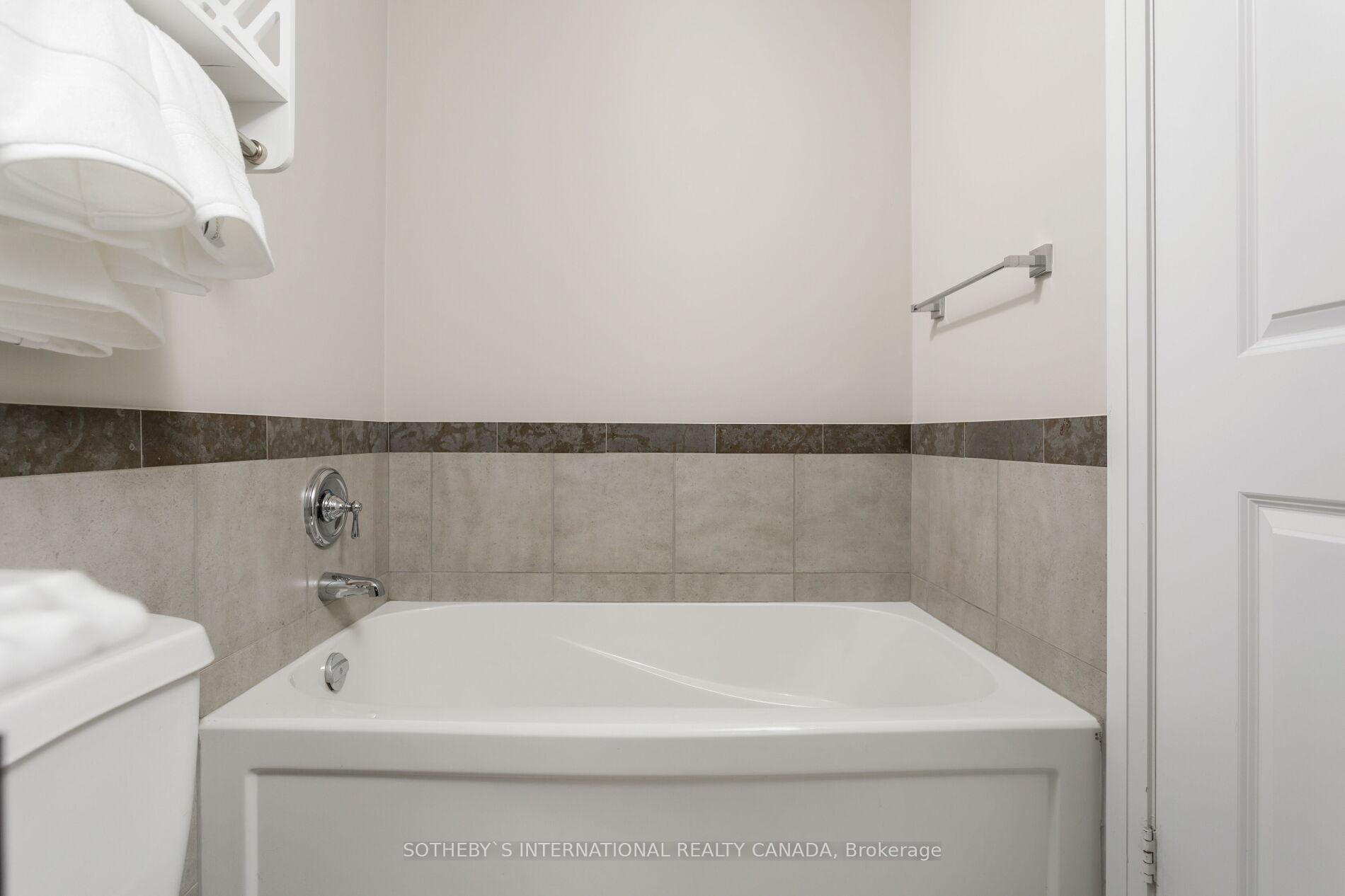 2 Bedrooms Condo at 1055 Southdown,  Mississauga For sale