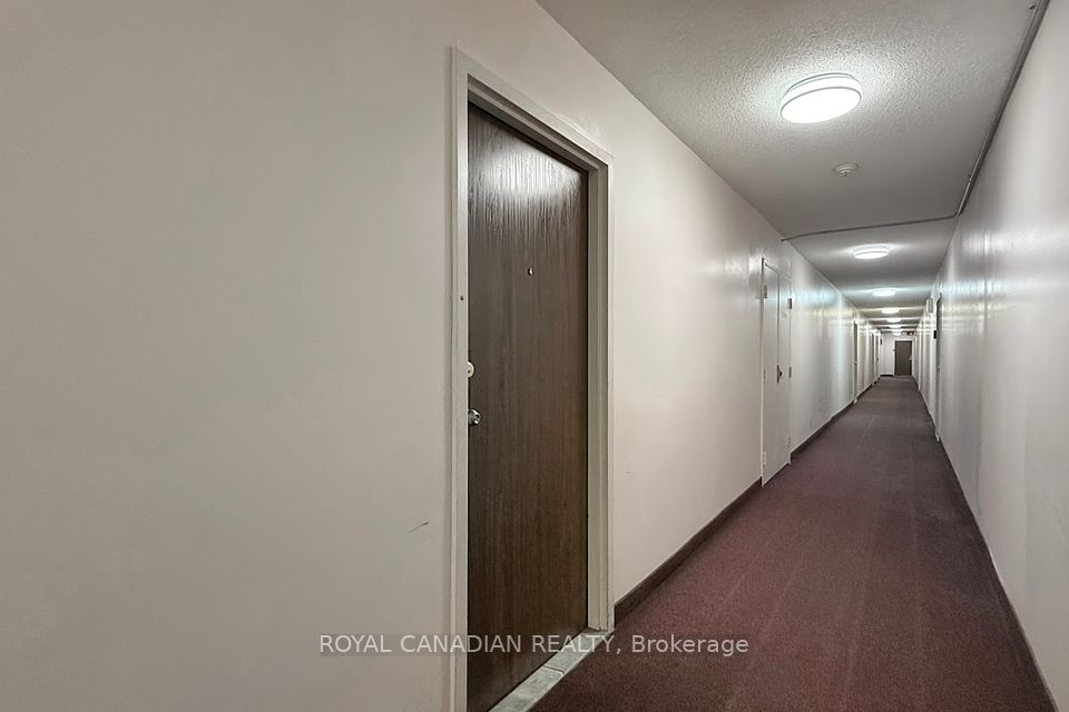 https://trreb-image.ampre.ca/iL9H5sjgar_MiTuAkhMNmJcnRWA1lpmh7ql9IGH5MAE/rs:fit:960:960/wm:.5:so:0:50:.4/wmsh:10/wmt:PHNwYW4gZm9yZWdyb3VuZD0nd2hpdGUnIGZvbnQ9JzY4Jz5ST1lBTCBDQU5BRElBTiBSRUFMVFksIEJyb2tlcmFnZTwvc3Bhbj4/L3RycmViL2xpc3RpbmdzLzQwLzkyLzAyLzM1L3AvZjQwNWQ1YmItMzM3ZC00ZjYwLWI3ZjYtN2E0YjIwN2RhYmU5LmpwZw.jpg
