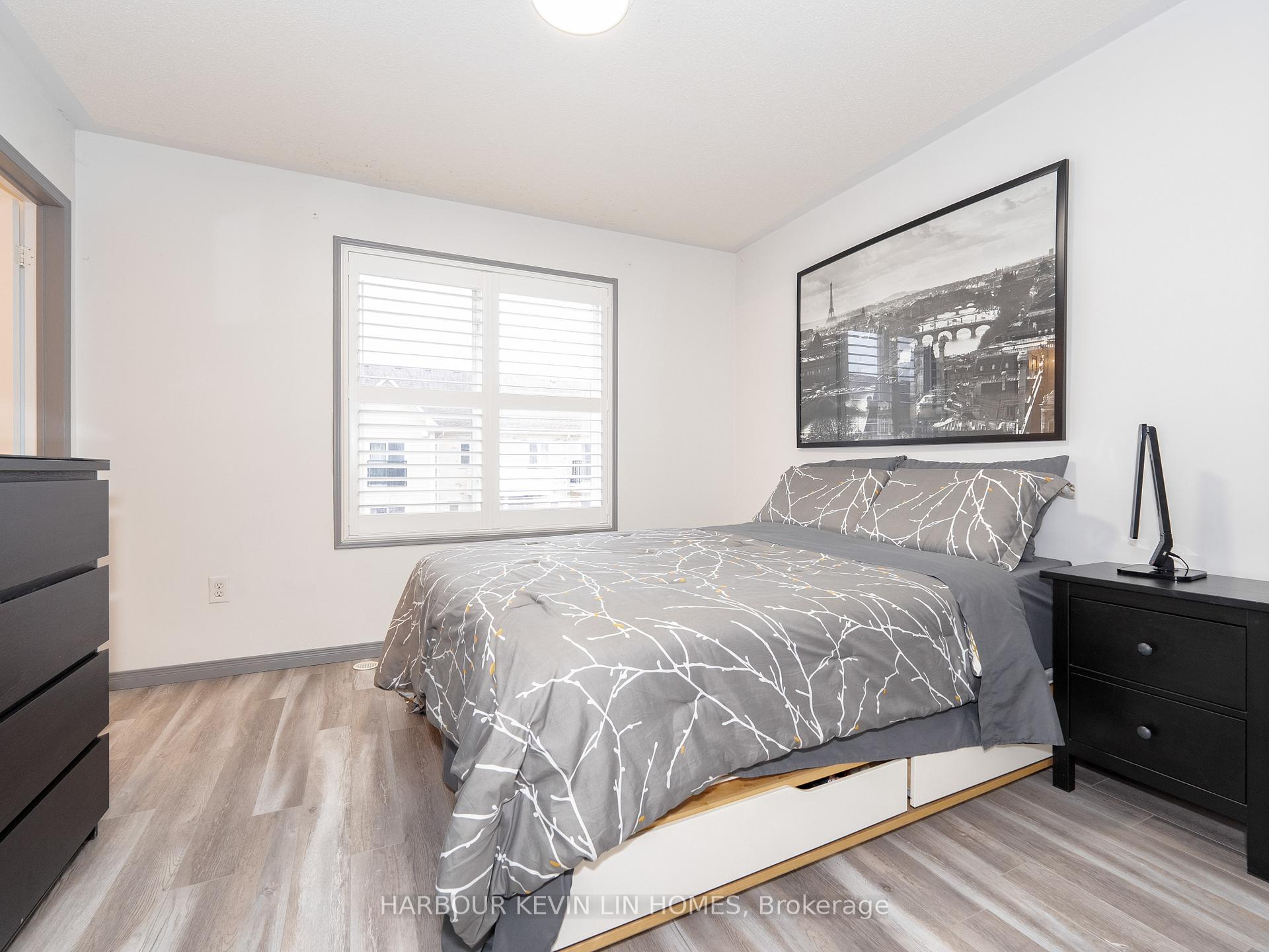 3 Bedrooms Condo at 4975 Southampton, Mississauga For sale