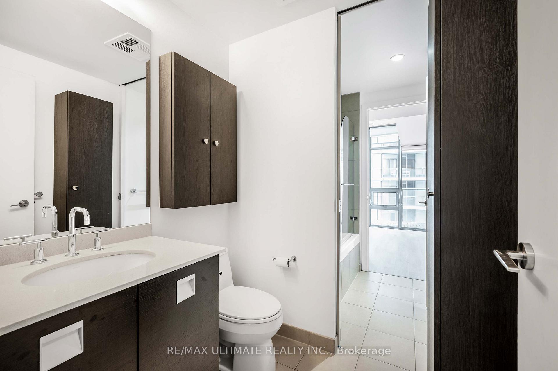 2 Bedrooms Condo at 33 Charles, Toronto For sale
