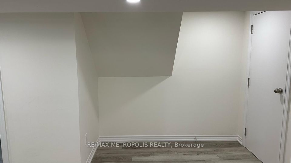 https://trreb-image.ampre.ca/iMyS7Ht6q0R3b5wJC_ICwm6N8LMNg9bYrA9uZWYNcDA/rs:fit:960:960/wm:.5:so:0:50:.4/wmsh:10/wmt:PHNwYW4gZm9yZWdyb3VuZD0nd2hpdGUnIGZvbnQ9JzY4Jz5SRS9NQVggTUVUUk9QT0xJUyBSRUFMVFksIEJyb2tlcmFnZTwvc3Bhbj4/L3RycmViL2xpc3RpbmdzLzQwLzgxLzEzLzQ0L3AvYjUyNjE4NzctYTRhNC00ZmYwLWFhOTMtZmZlNTcyNTE1YTEzLmpwZWc.jpg