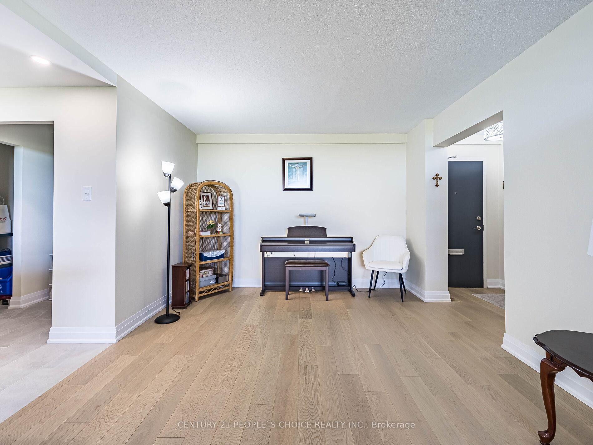 2 Bedrooms Condo at 451 The West Mall, Toronto For sale