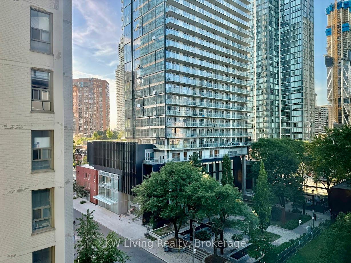 1 Bedroom Condo at 17 Dundonald,  Toronto For sale