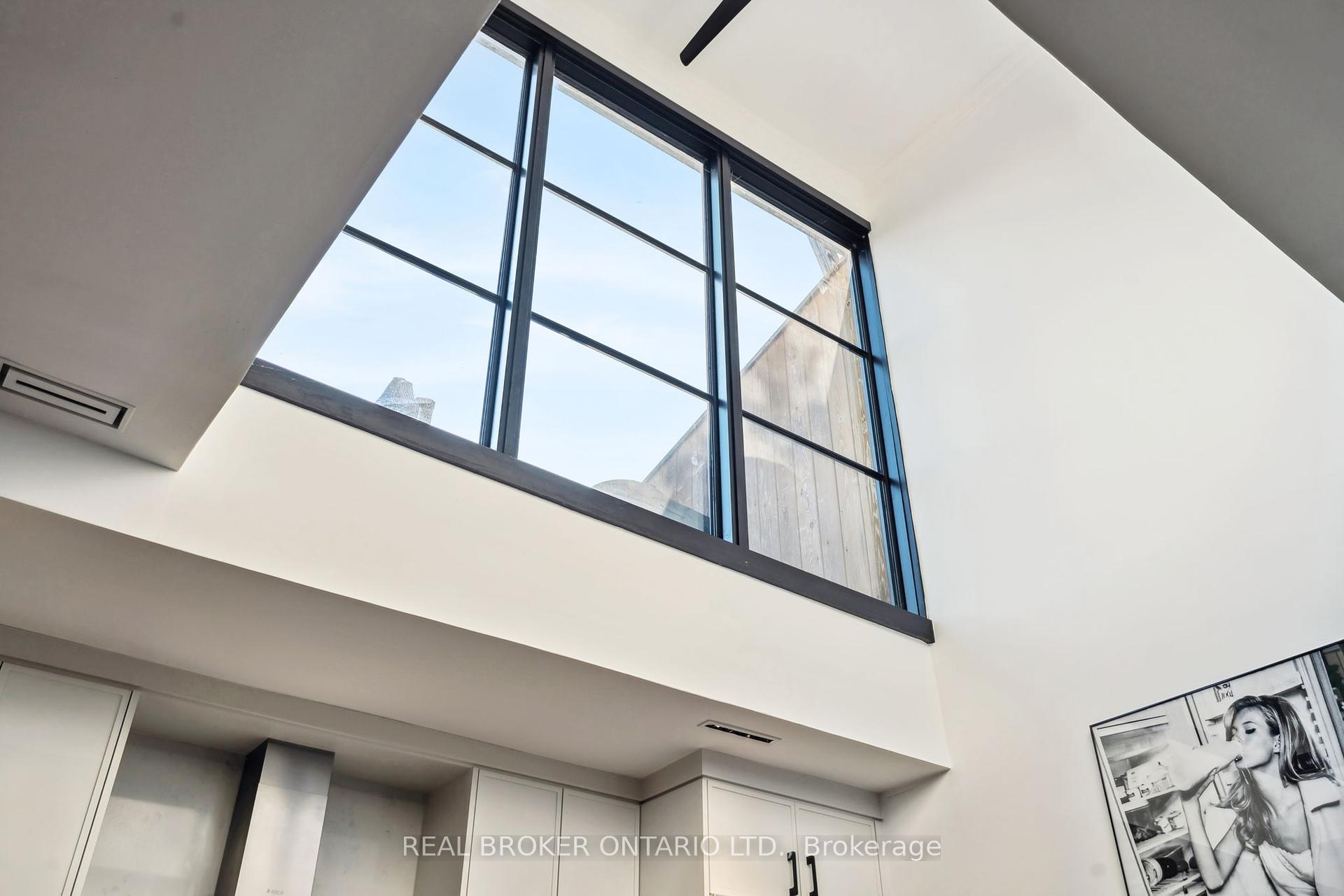 2 Bedrooms Condo at 300 Avenue, Toronto For sale