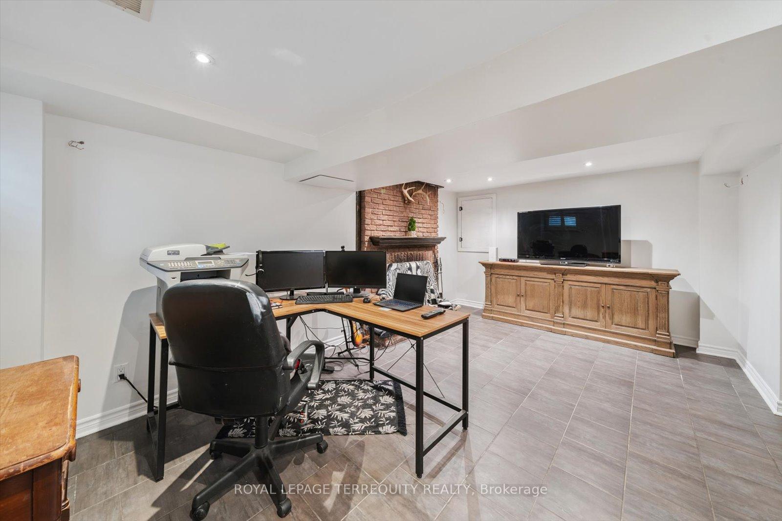 4 Bedrooms Condo at 1825 Hyde Mill, Mississauga For sale