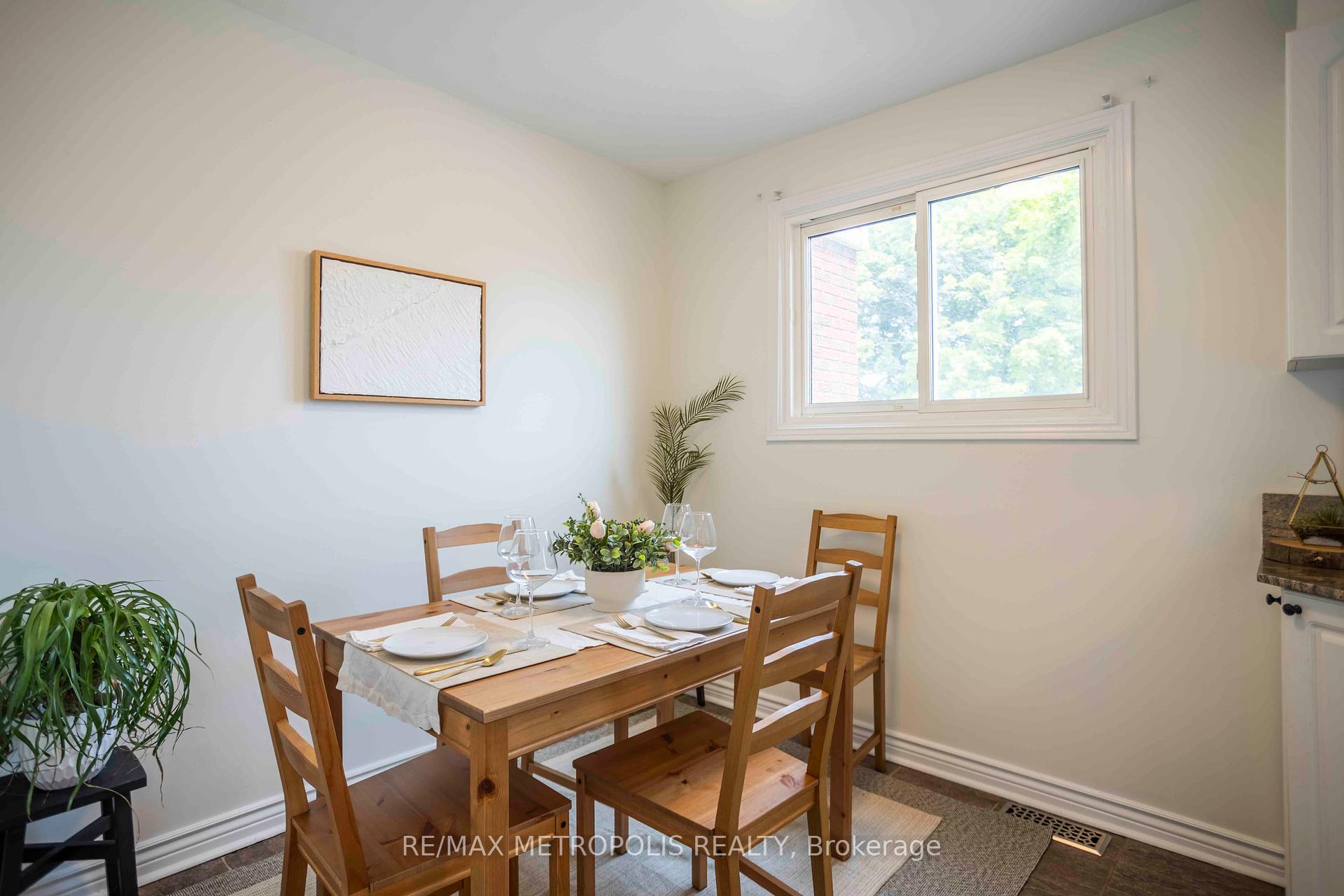 3 Bedrooms Condo at 11 Harrisford, Hamilton For sale