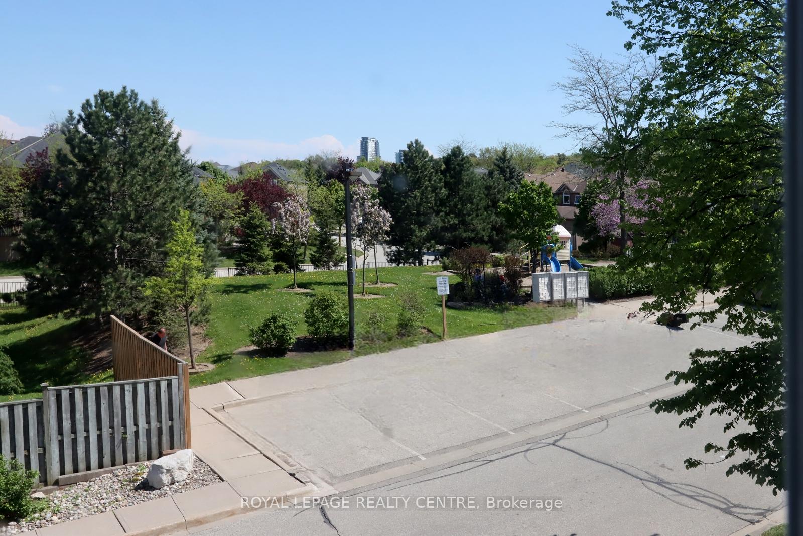 3 Bedrooms Condo at 5525 Palmerston, Mississauga For sale
