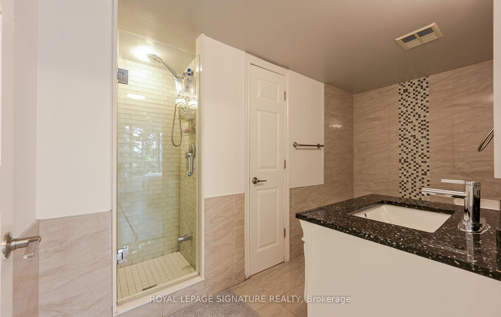 2 Bedrooms Condo at 75 King, Mississauga For sale