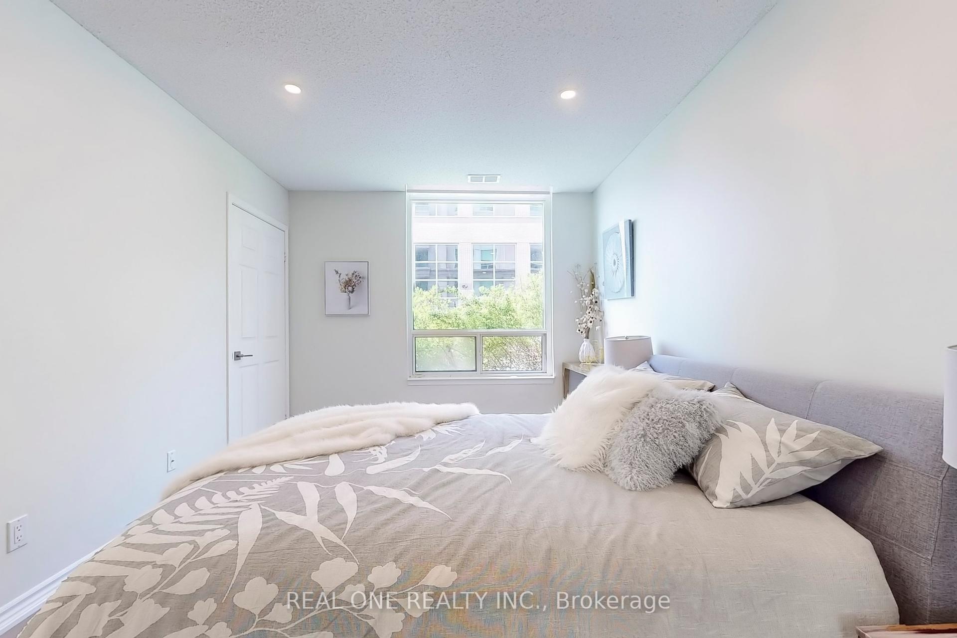 2 Bedrooms Condo at 8 Covington, Toronto For sale