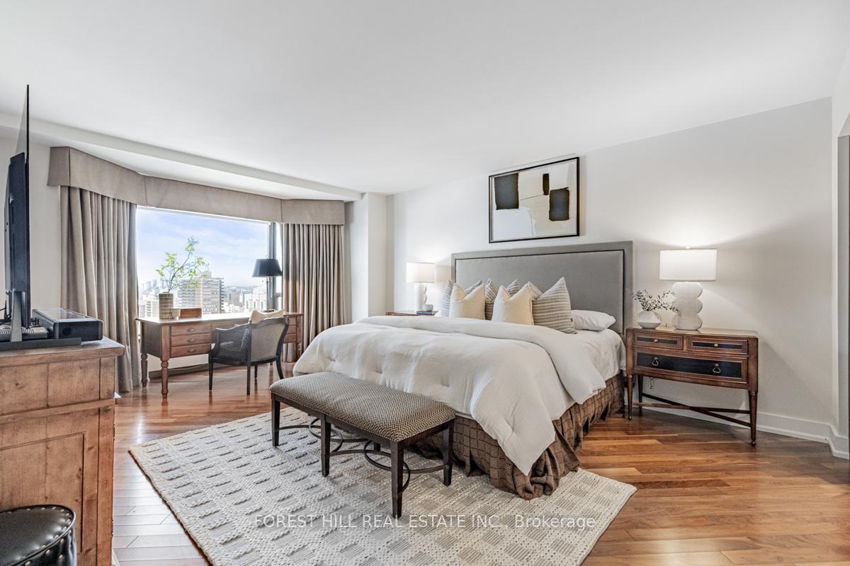 2 Bedrooms Condo at 175 Cumberland, Toronto For sale