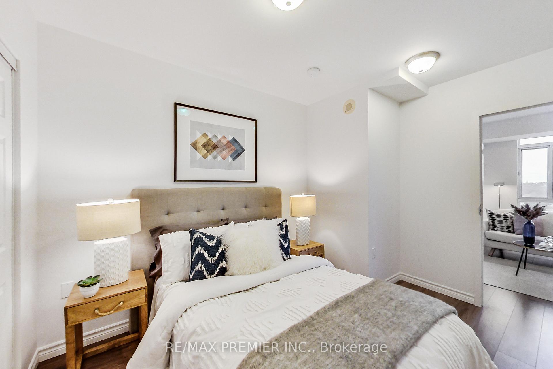 3 Bedrooms Condo at 15 Maplewood, Toronto For sale