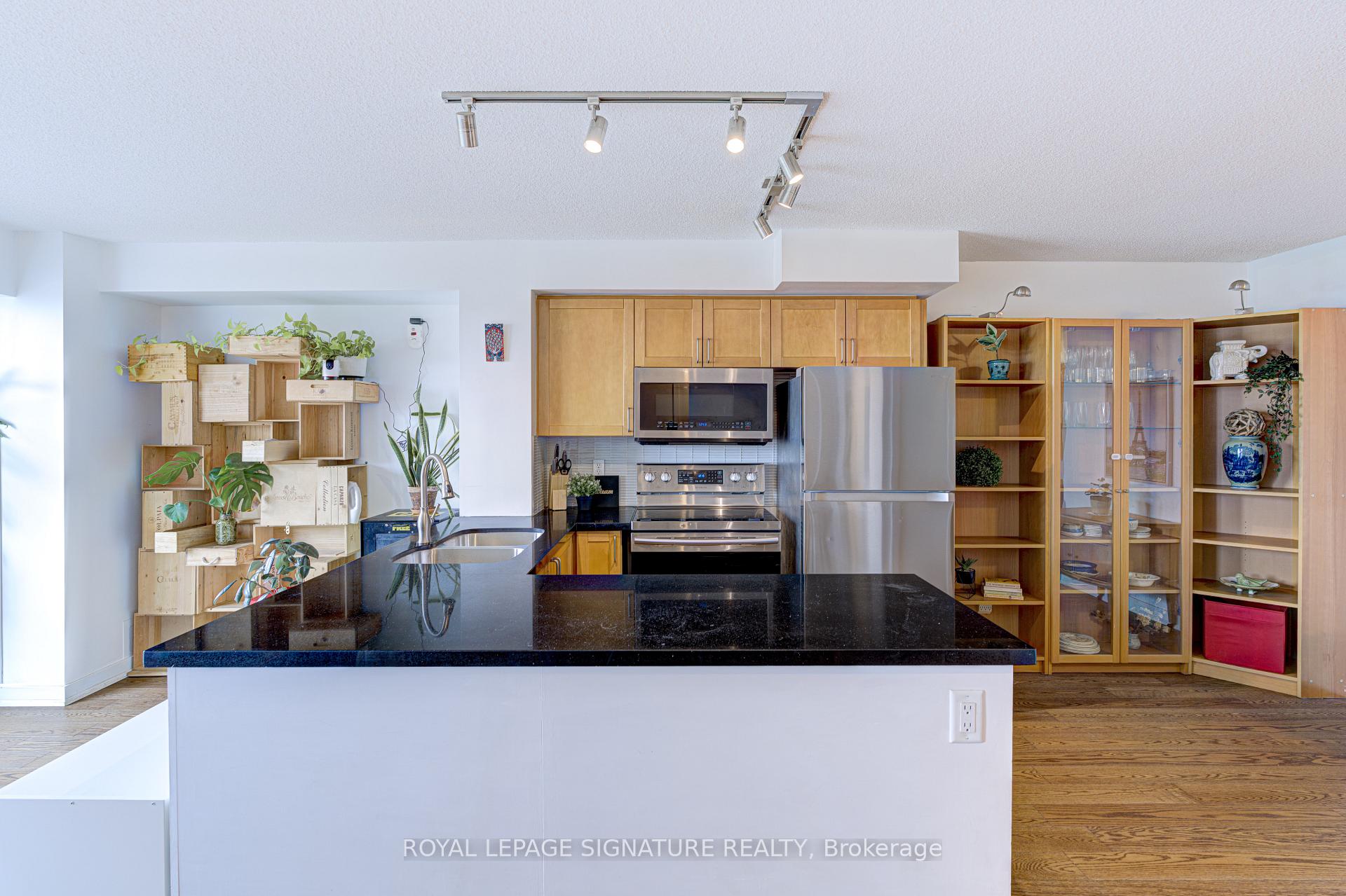2 Bedrooms Condo at 77 Lombard, Toronto For sale