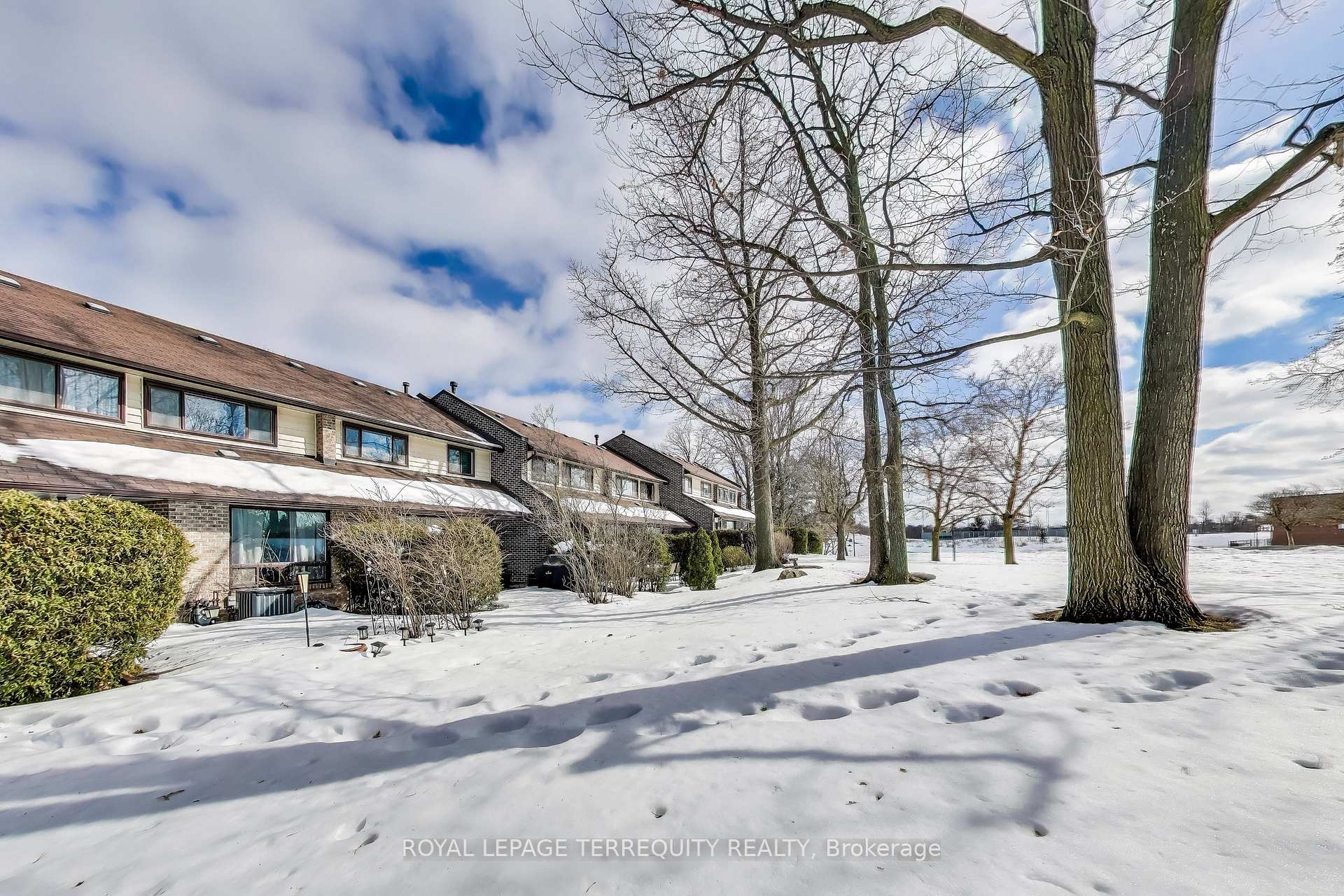 3 Bedrooms Condo at 2020 South Millway, Mississauga For sale