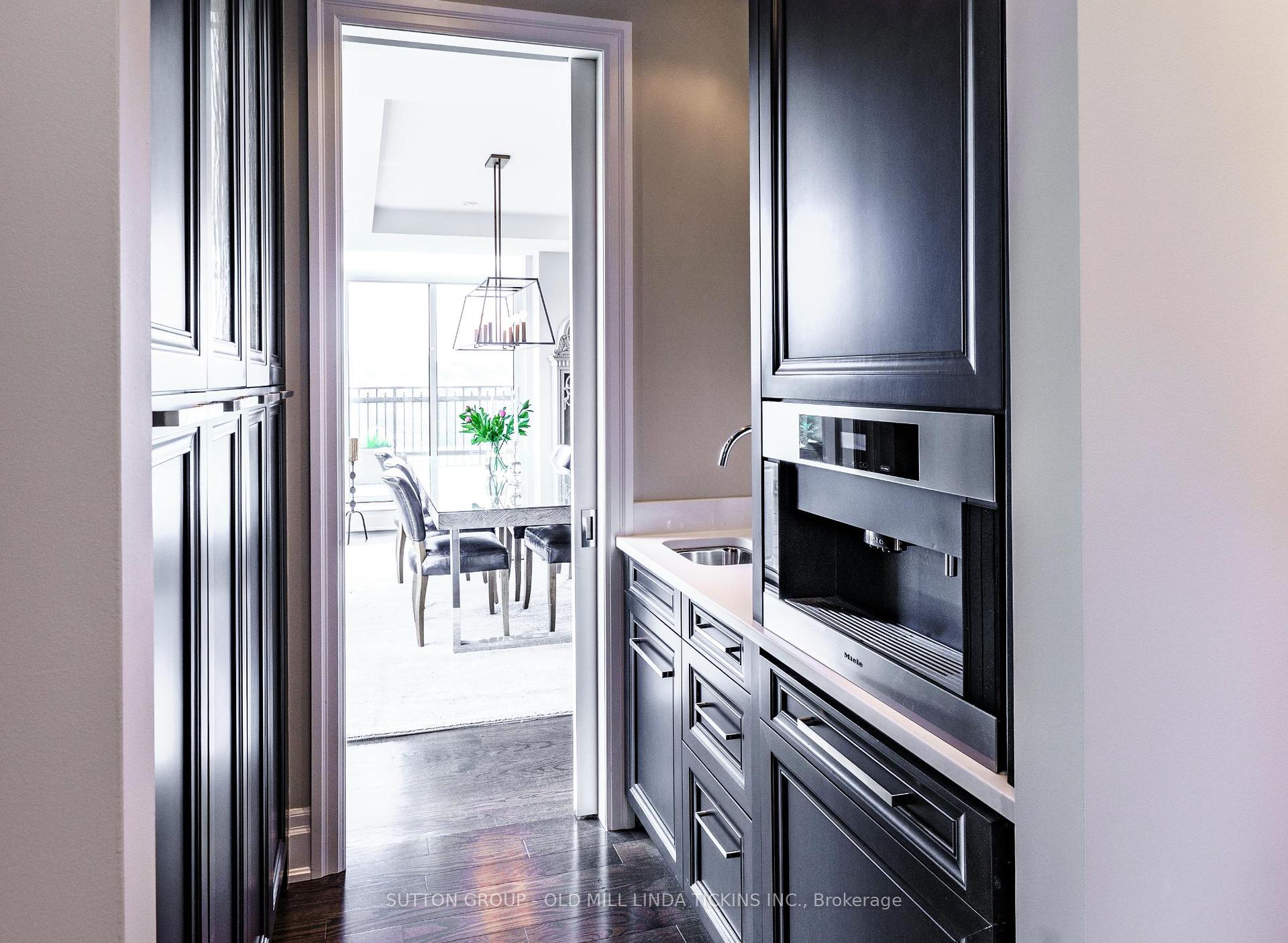 2 Bedrooms Condo at 30 Old Mill, Toronto For sale