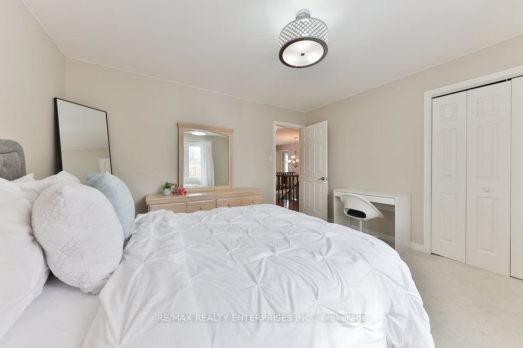 1076 Red Pine Crescent