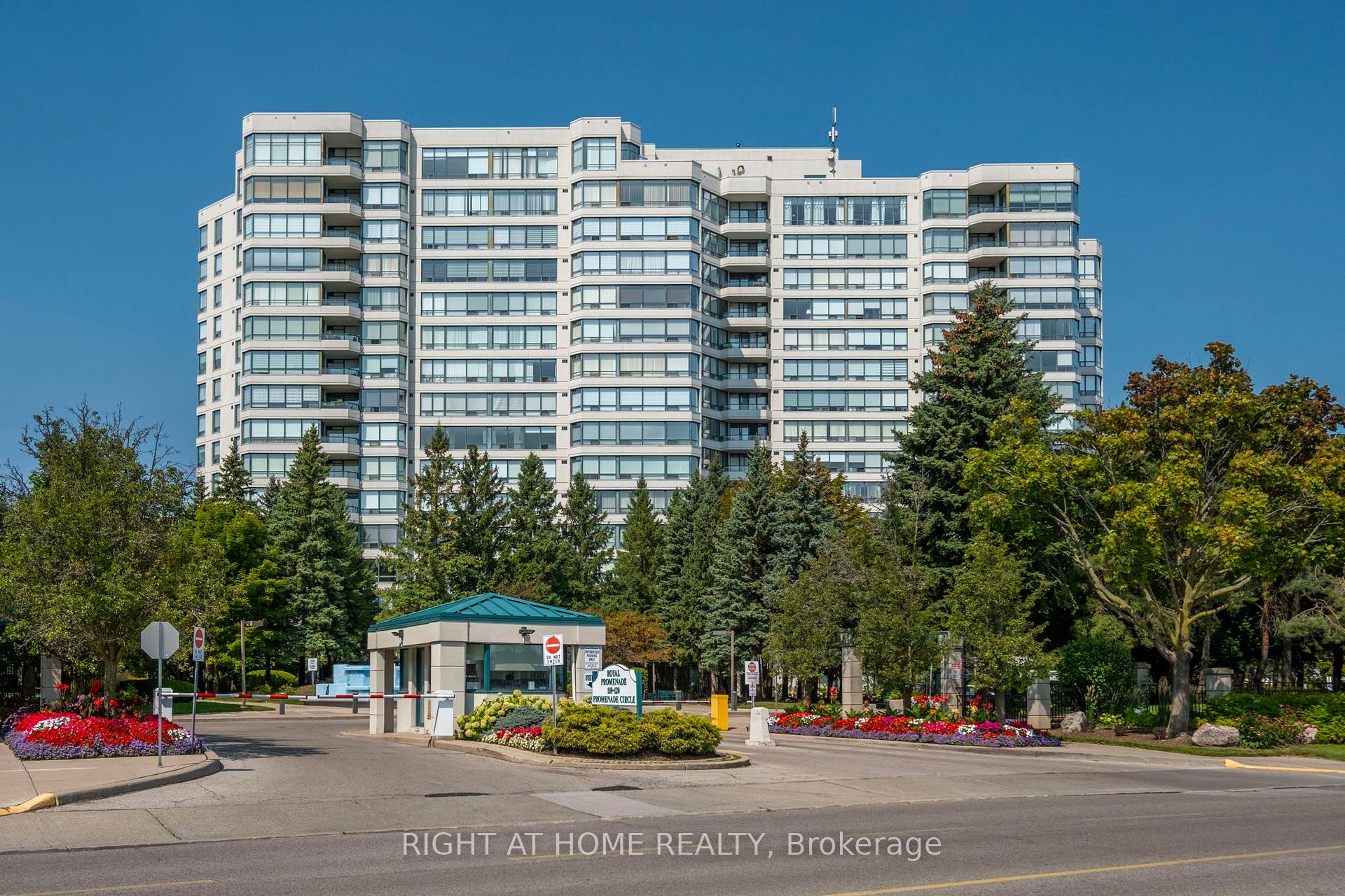 3 Bedrooms Condo at 120 Promenade,  Vaughan For sale