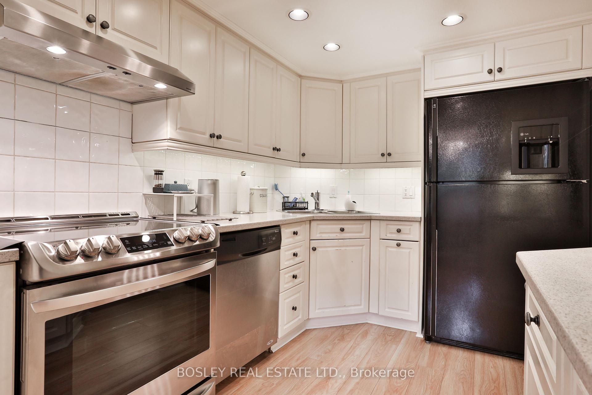 3 Bedrooms Condo at 1250 Mississauga Valley, Mississauga For sale