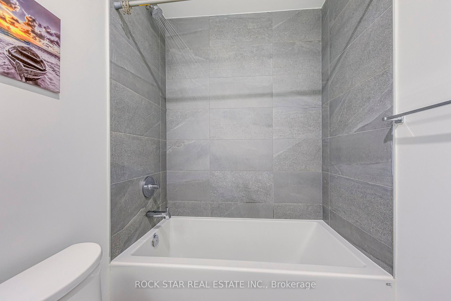 2 Bedrooms Condo at 405 Dundas,  Oakville For sale