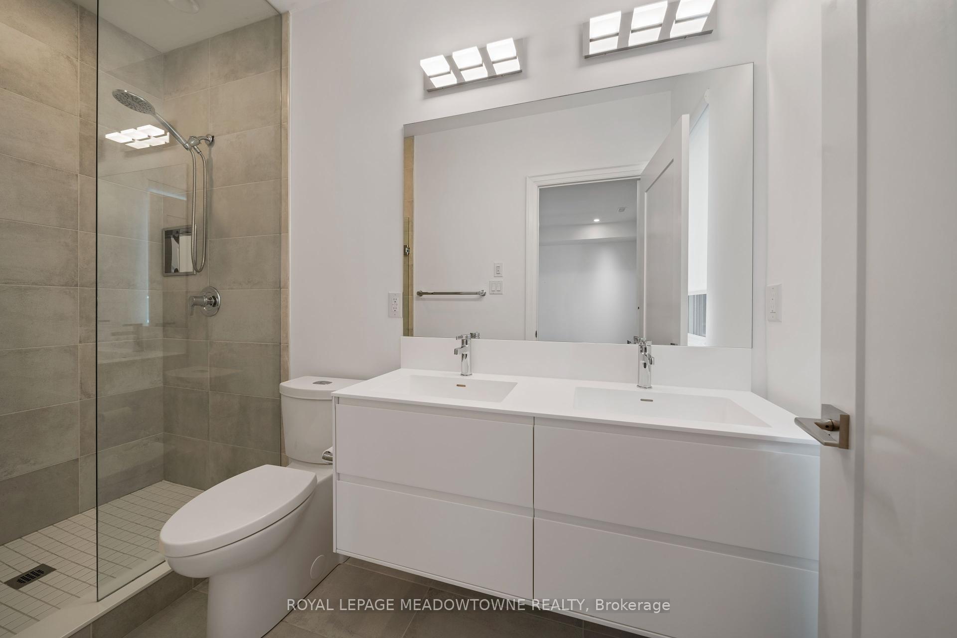 4 Bedrooms Condo at 121 High, Mississauga For sale