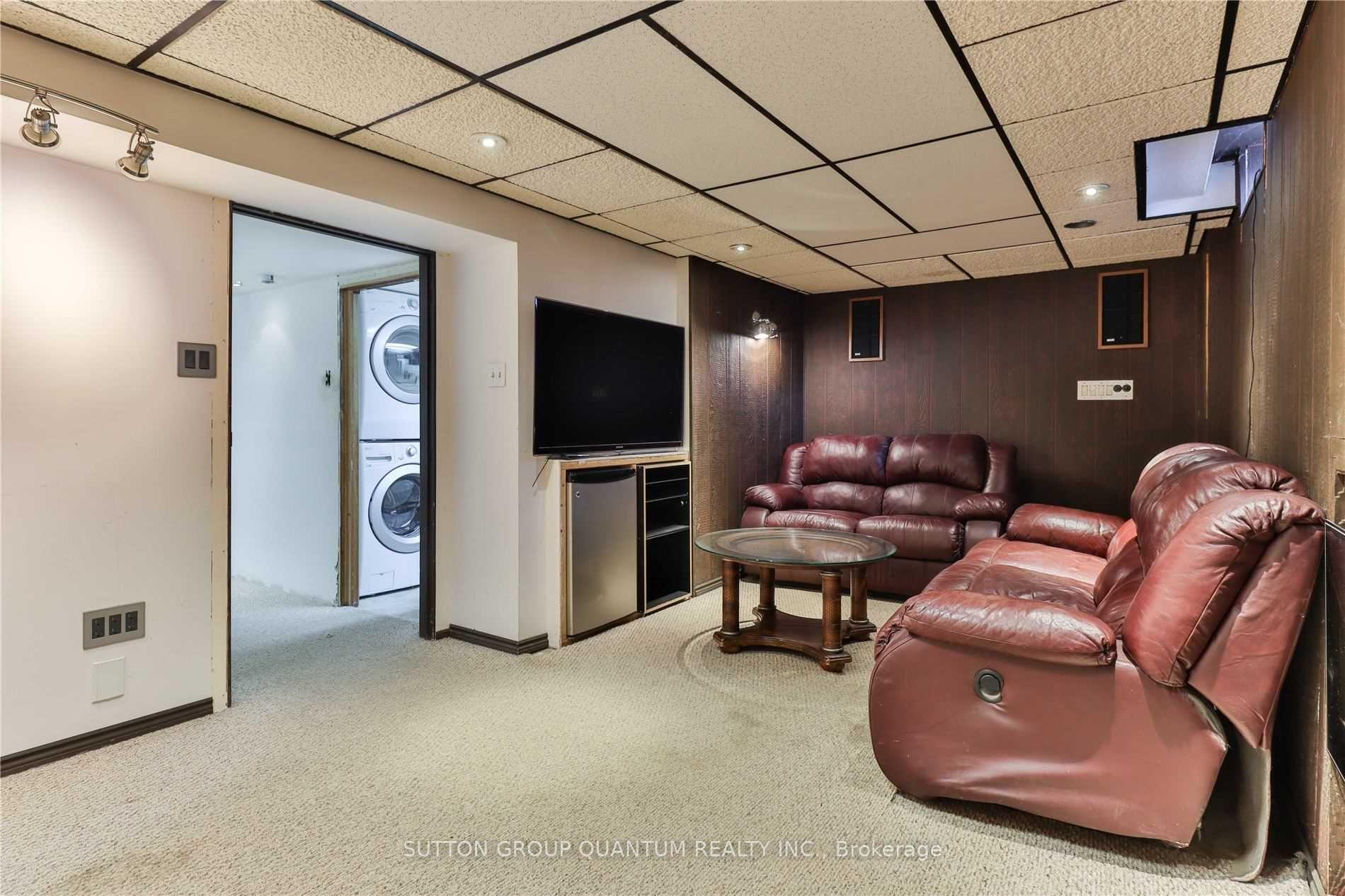 3 Bedrooms Condo at 1055 Shawnmarr, Mississauga For sale