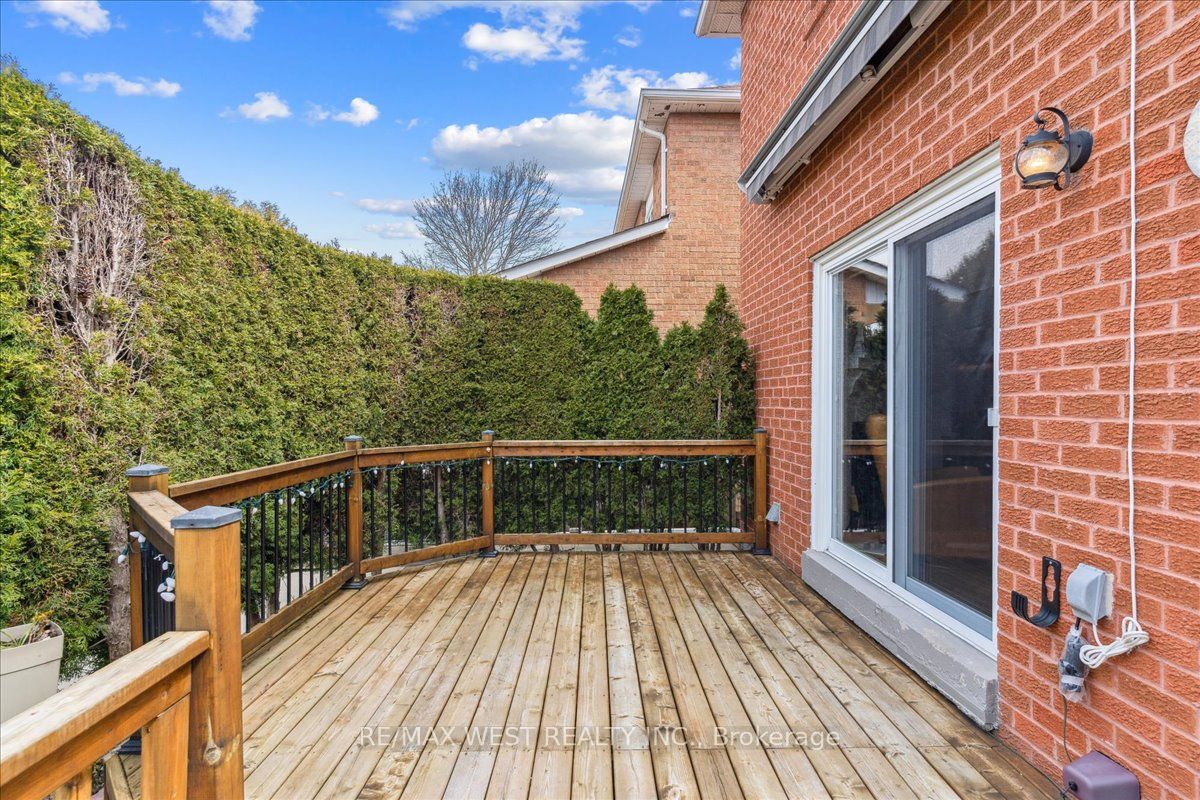 3316 Greenbelt Crescent, Mississauga, ON L5N 5X1