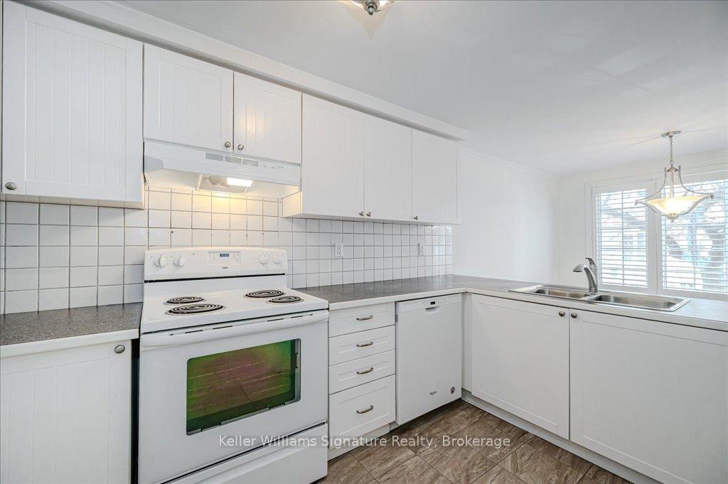 3 Bedrooms Condo at 2055 Walkers,  Burlington For sale