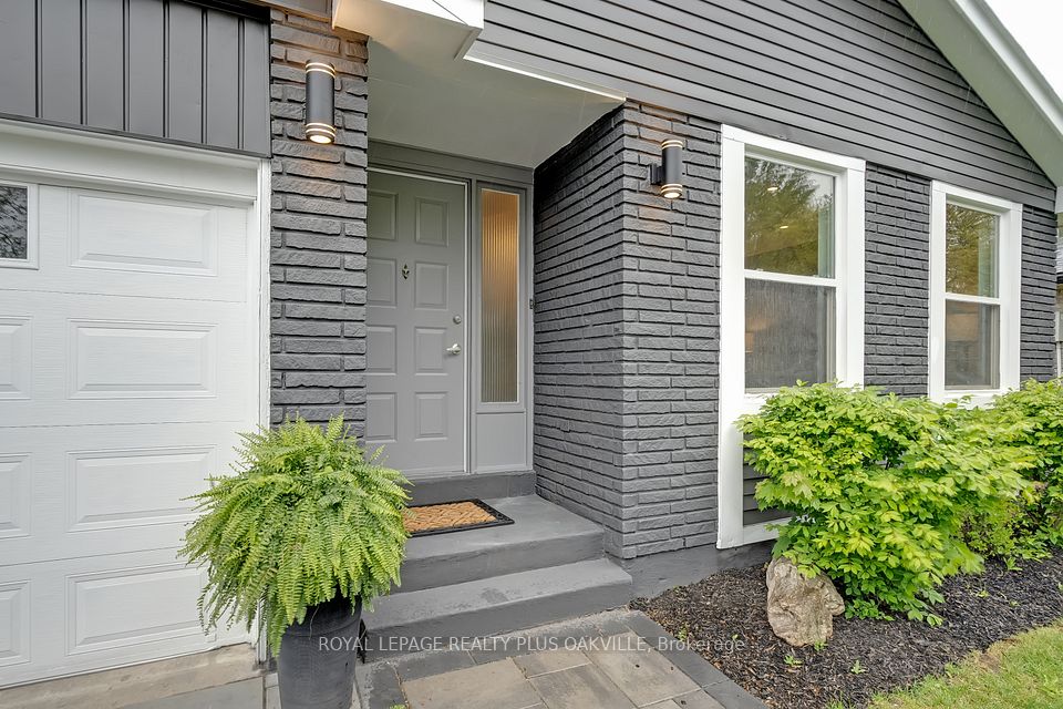 2561 Cavendish Drive, Burlington, ON L7P 4E3