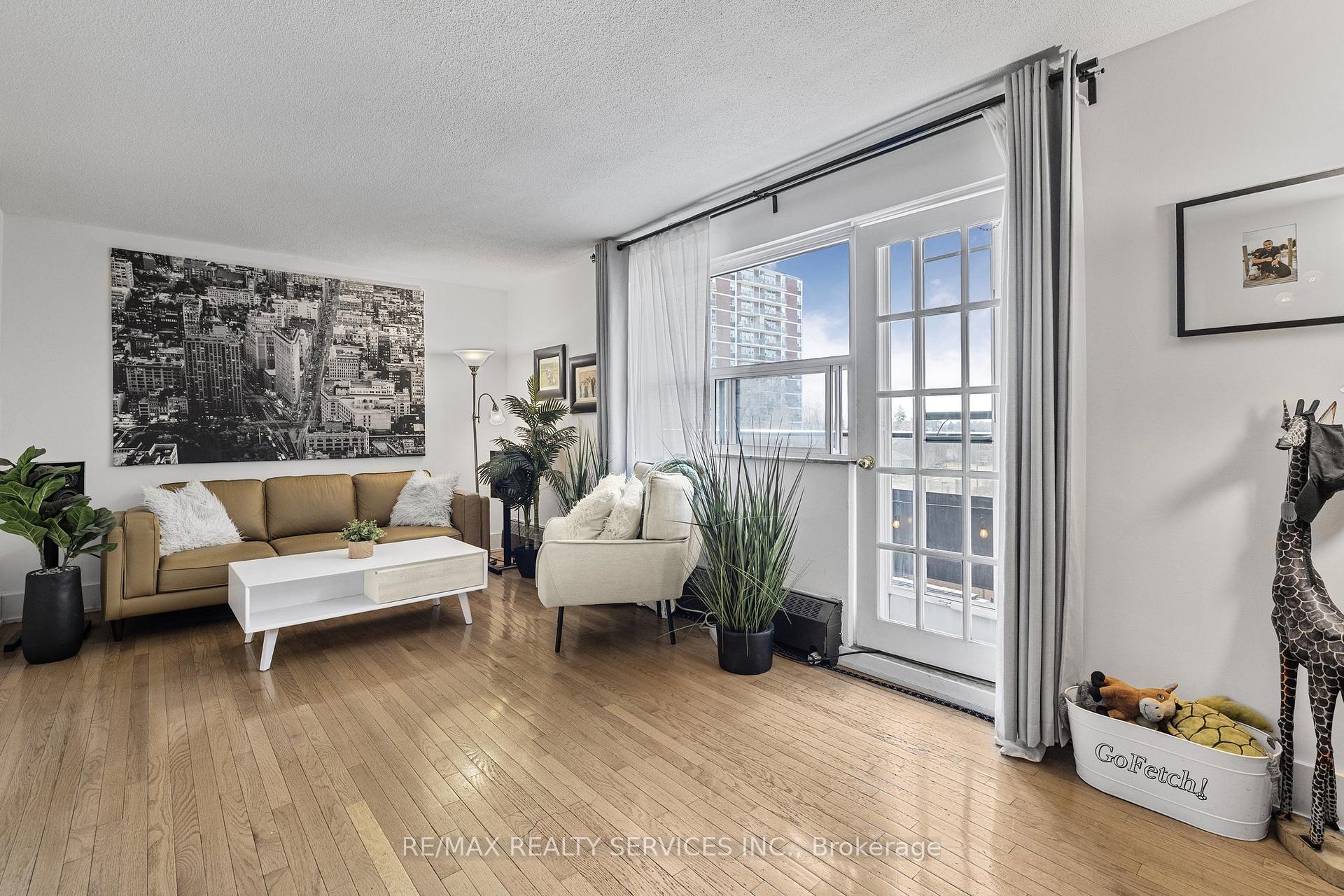 2 Bedrooms Condo at 15 Elizabeth, Mississauga For sale