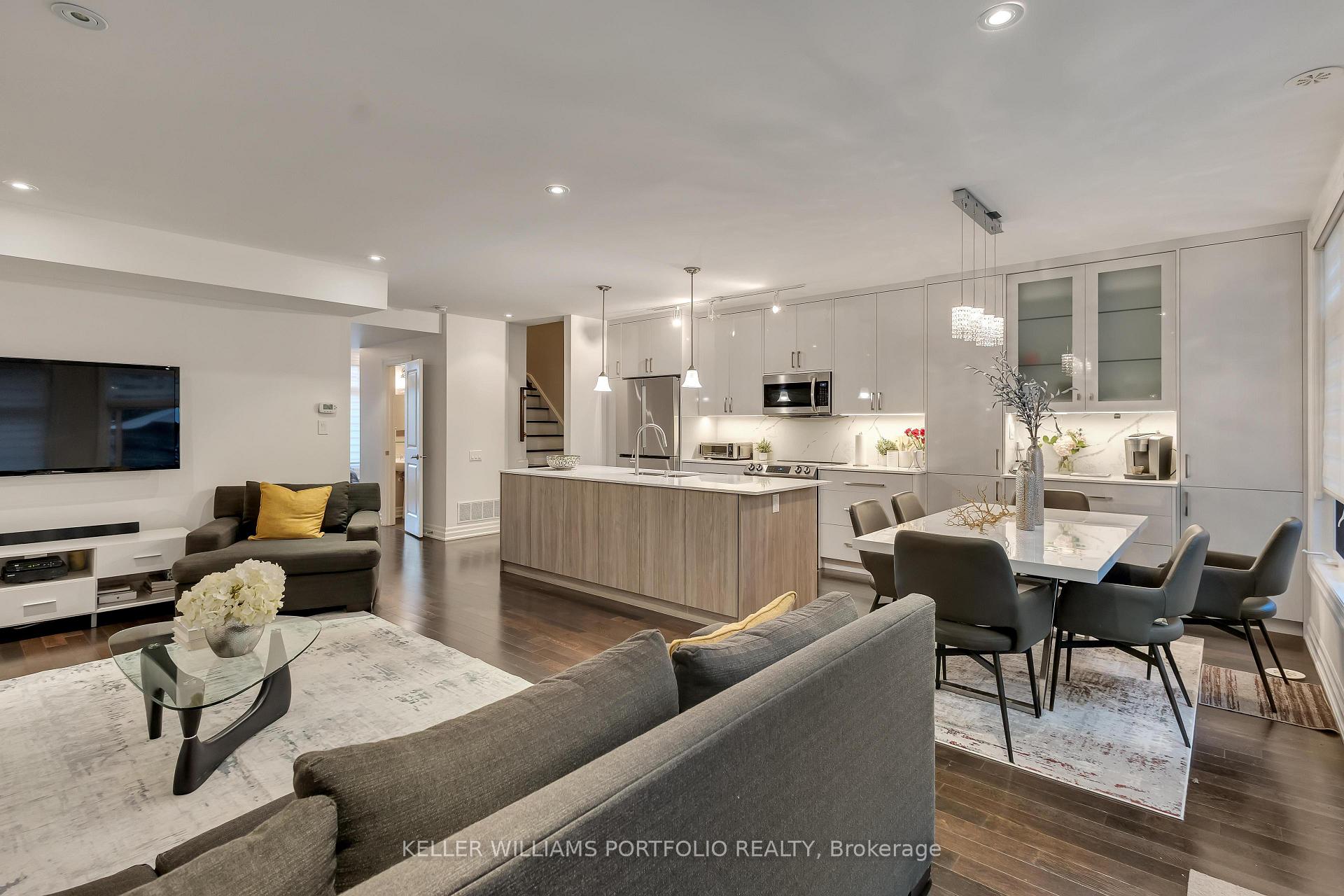 3 Bedrooms Condo at 365 Roehampton, Toronto For sale