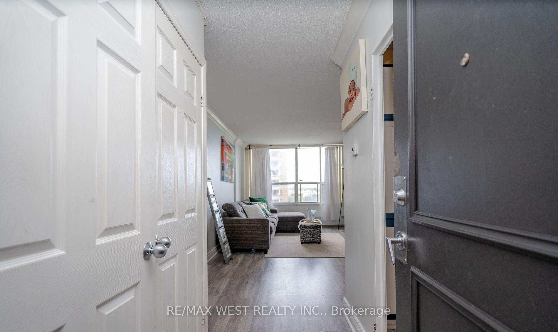 2 Bedrooms Condo at 60 Pavane Linkway, Toronto For sale