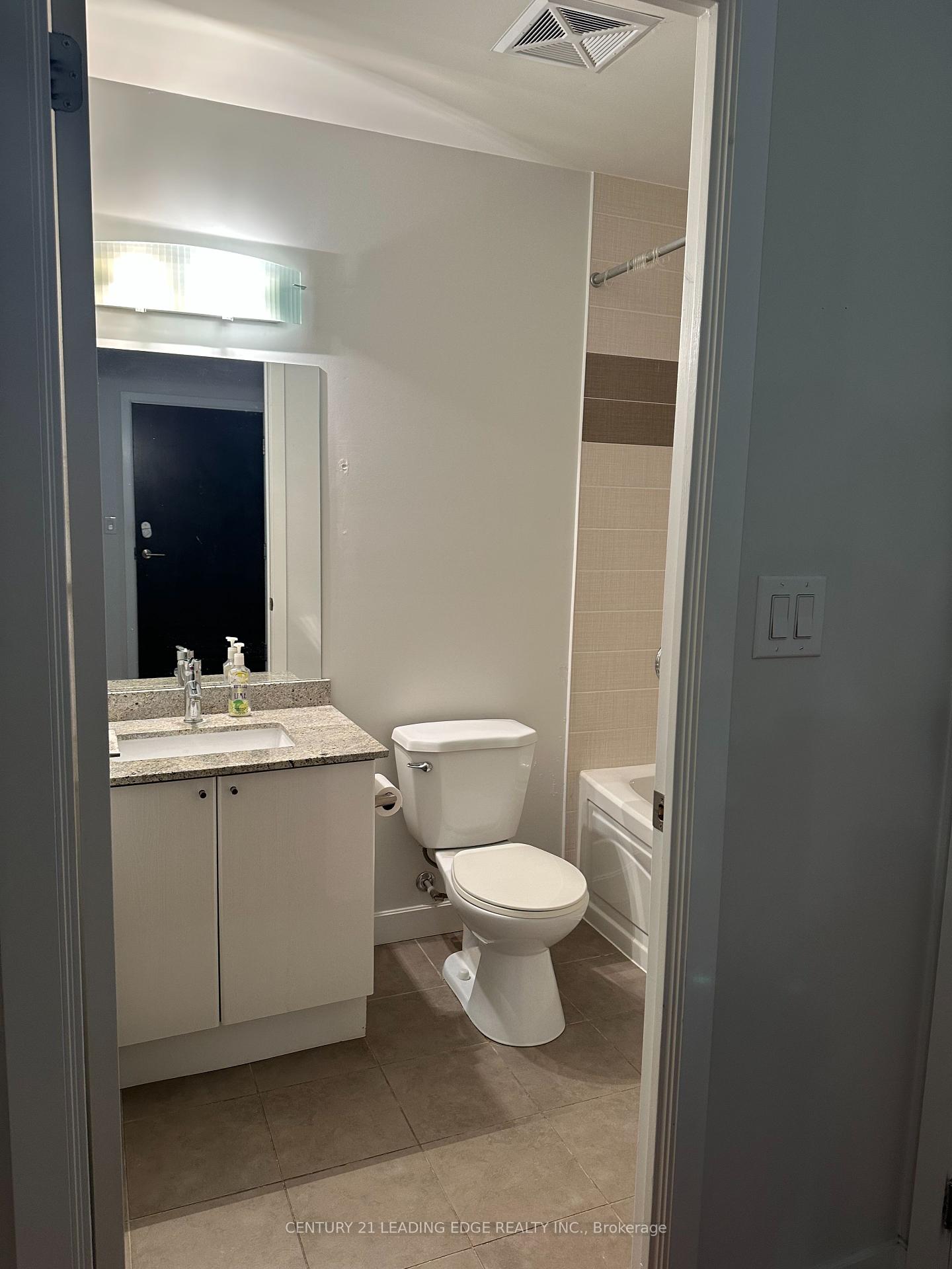 2 Bedrooms Condo at 18 Harbour, Toronto For sale