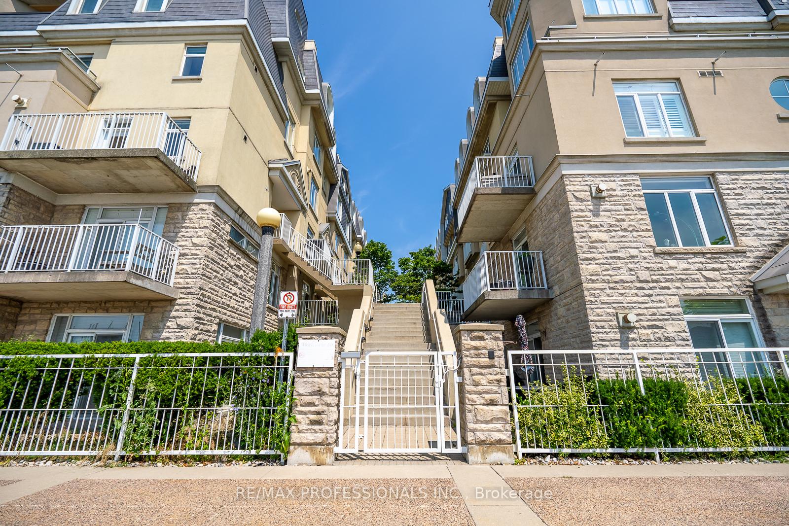 3 Bedrooms Condo at 32 Stadium, Toronto For sale